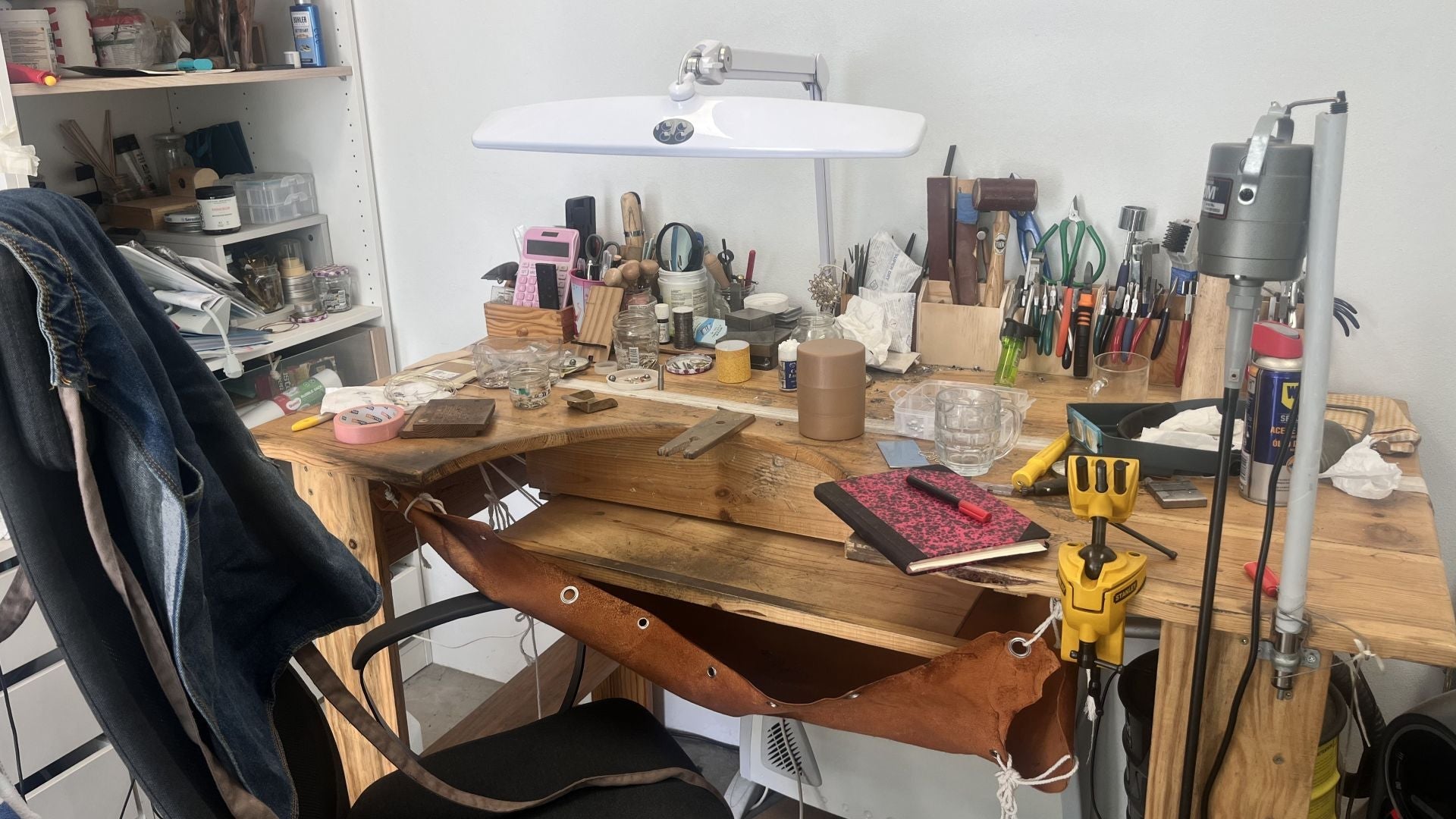 Établi de bijoutière artisanale avec outils de ciselure, pinces et échoppe en bois | Honu