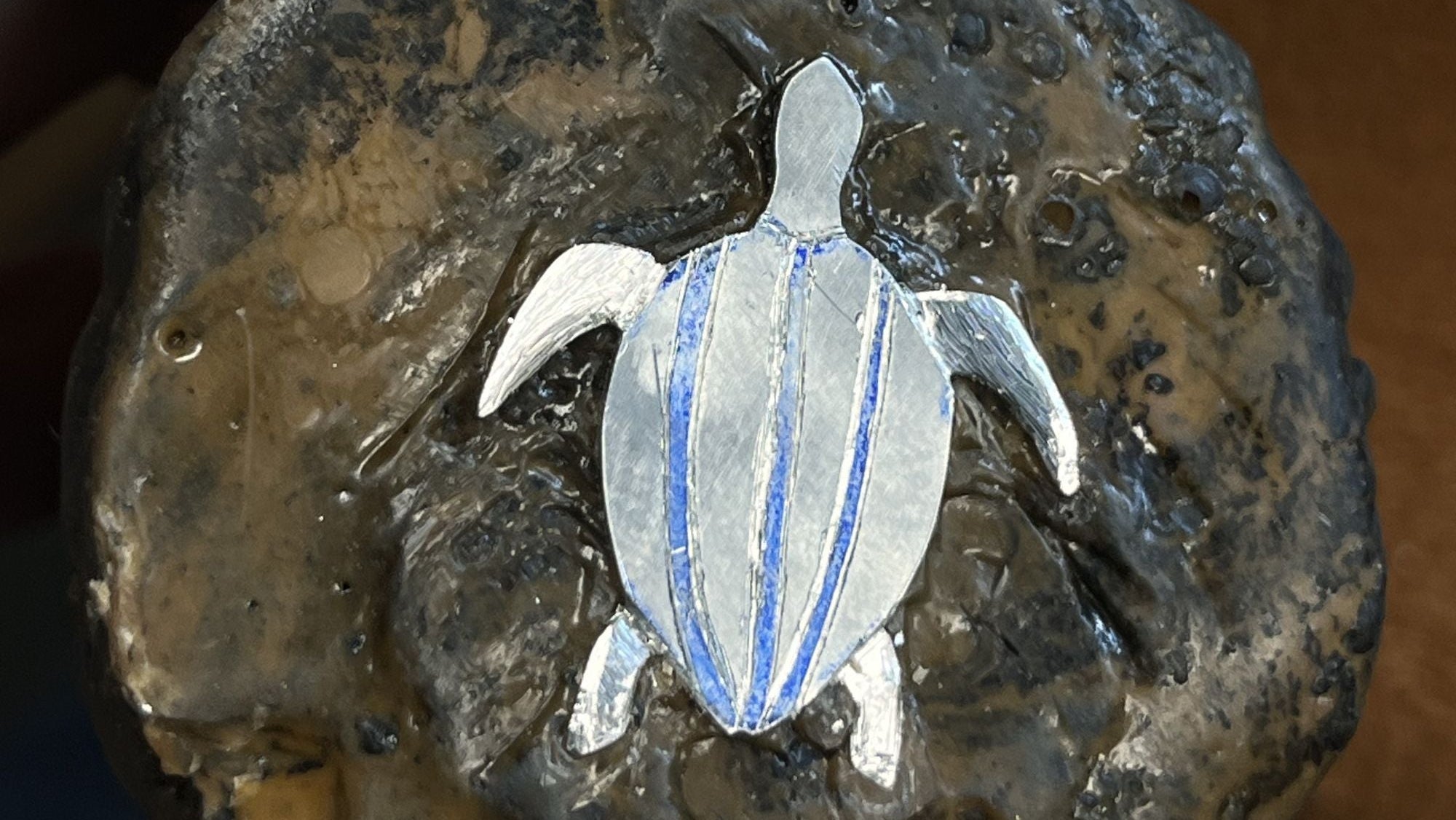 Motif tortue Honu gravé en argent massif 925 sur poix de ciseleur, création artisanale | Honu
