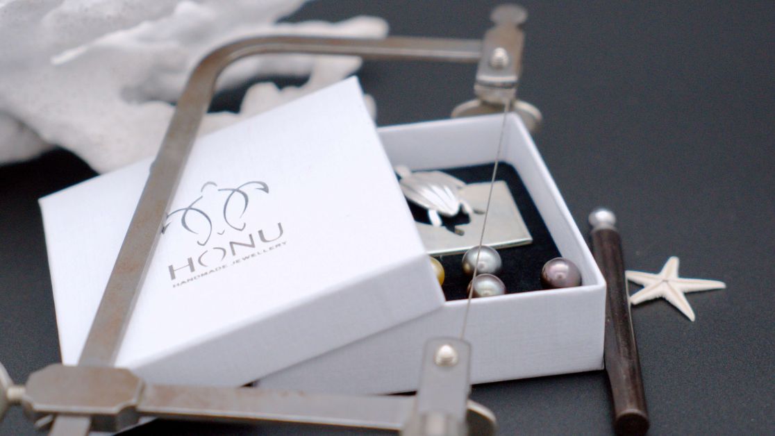 Bijou personnalisation sur mesure en argent 925 et perles de Tahiti avec outils d'artisan | Honu