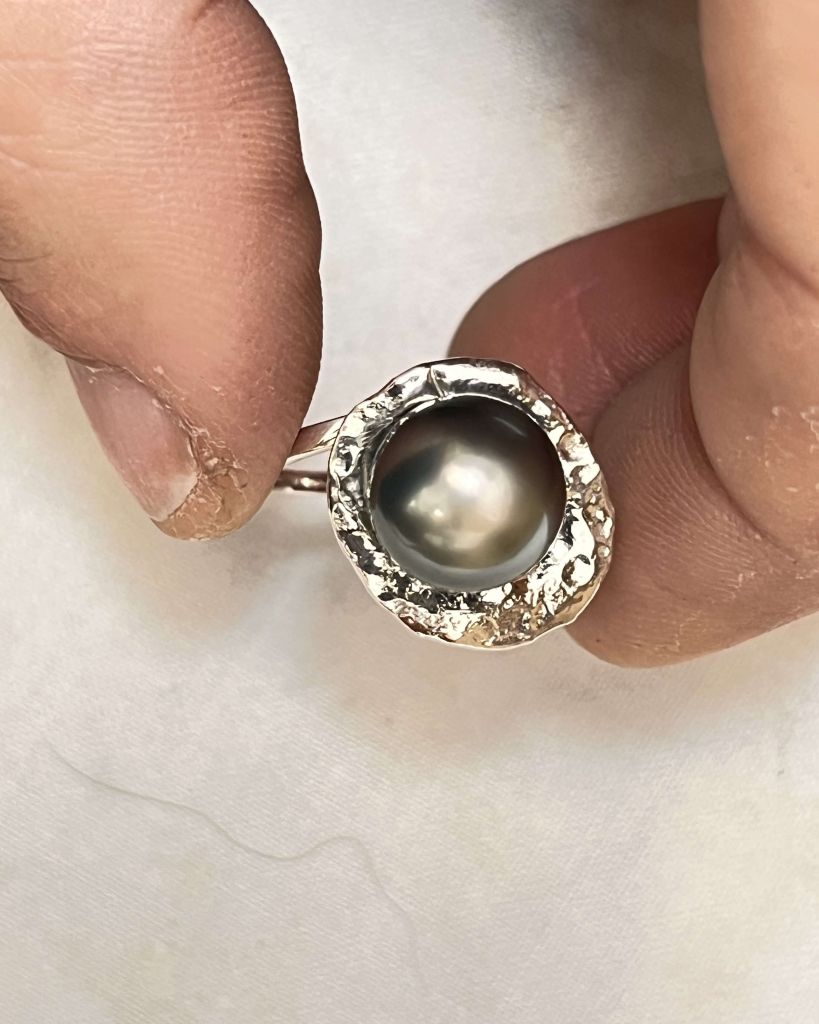 Zoom relief texture bague artisanale Meteor | Honu Handmade Jewellery