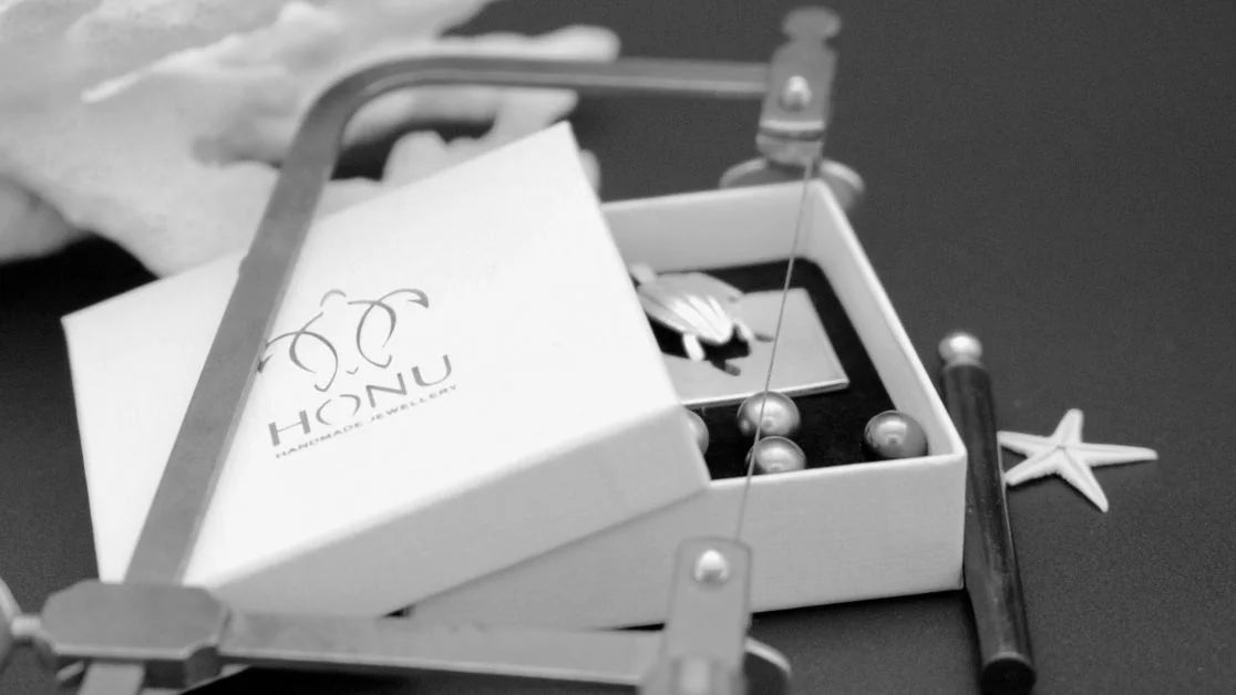 Bijou personnalisation sur mesure en argent massif et perles de Tahiti avec outils d'artisan | Honu