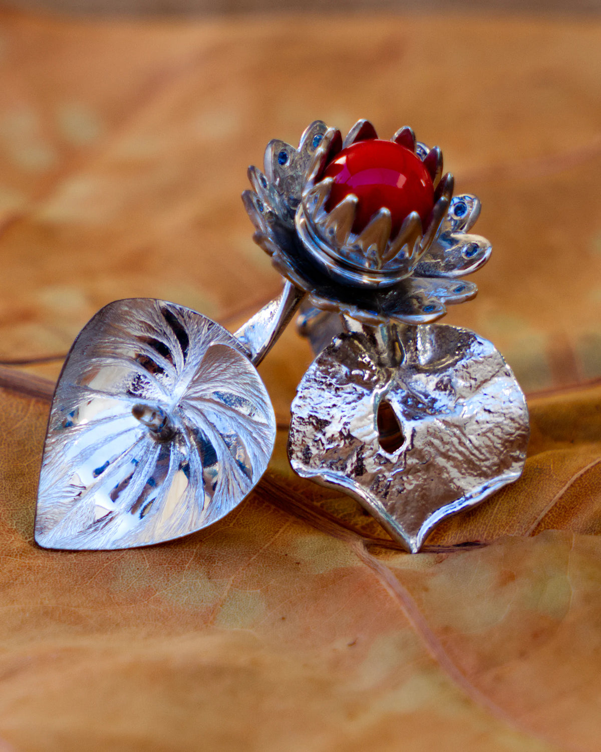 La bague Alice, argent massif 950 ‰ rhodié, perle de corail rouge de Méditerranée et saphirs bleus, de la collection Caprice | Honu