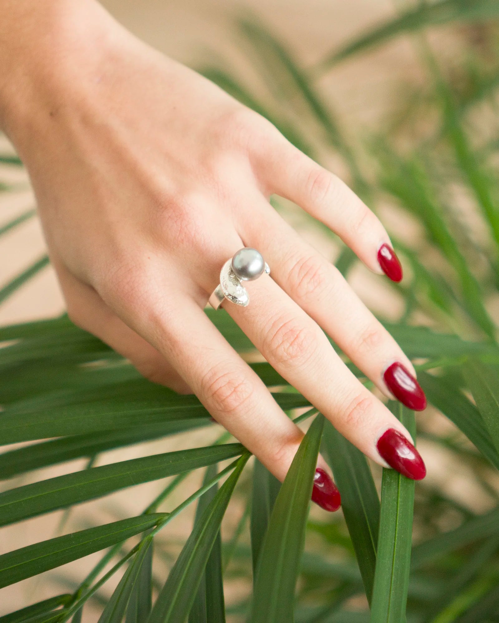 Bague Alien gros plan perle Tahiti naturelle Collection Brut
