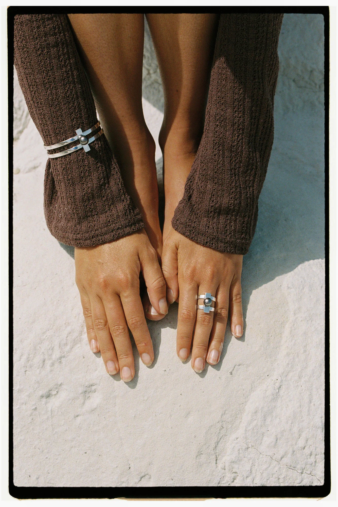 Bague Flappers et autres pièces Honu porté, de la collection Joséphine B., shooting Spring Summer 2026 | Honu