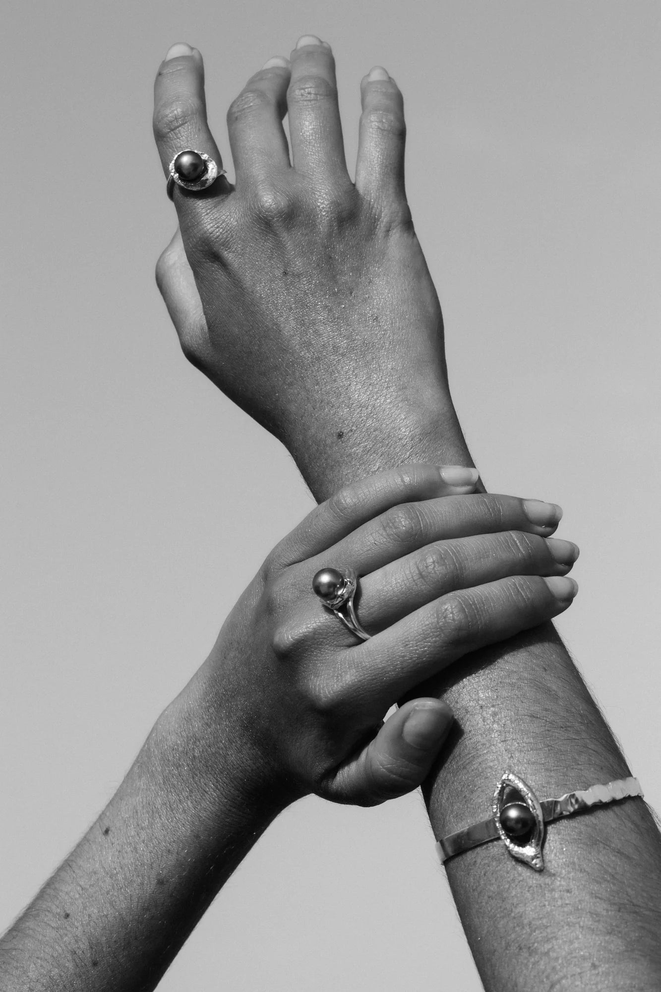 Bague Meteor et autres pièces Honu en gros plan en noir et blanc, de la collection Brut., shooting Spring Summer 2026 | Honu