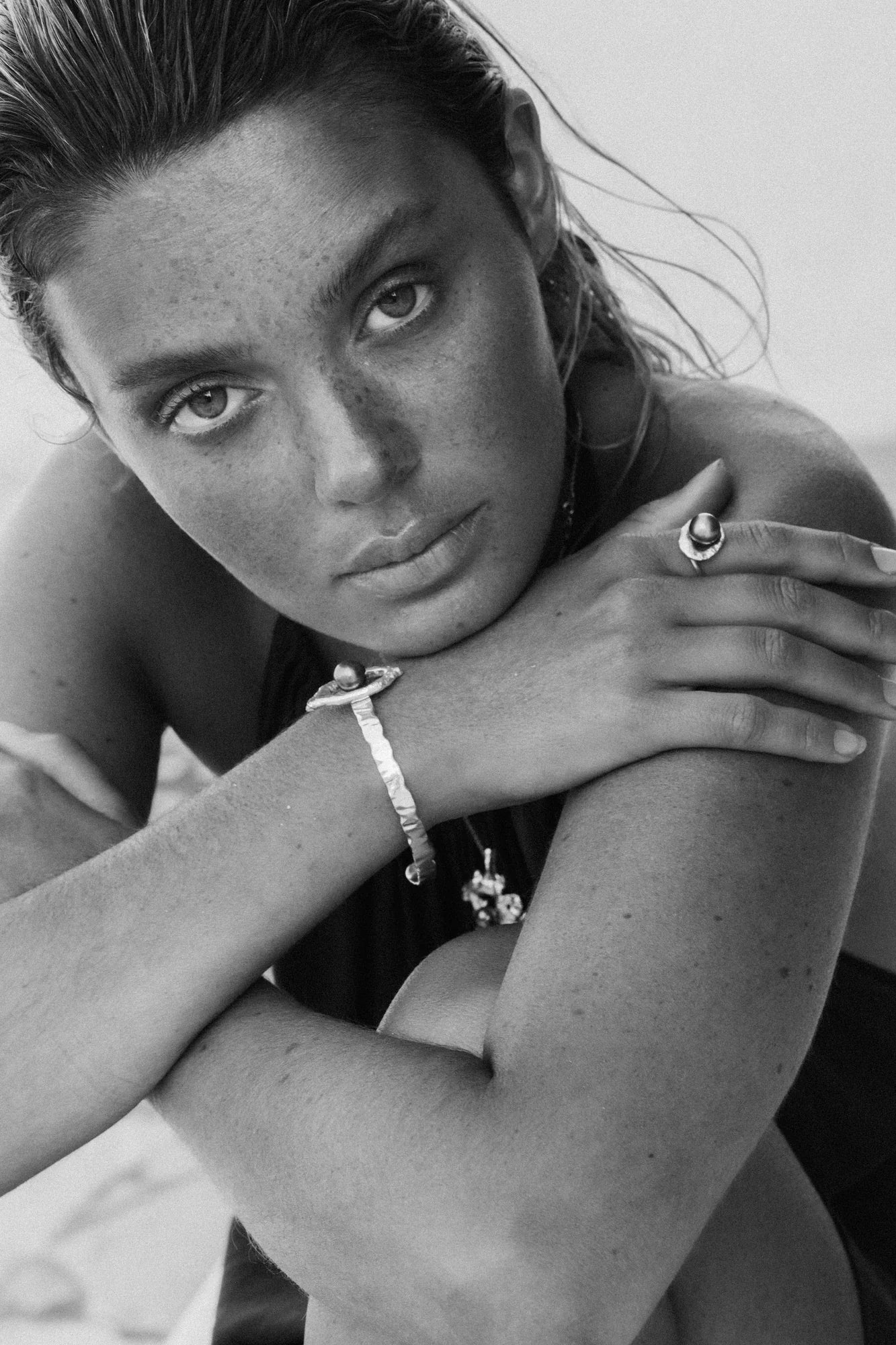 Bague Meteor et autres pièces Honu porté en noir et blanc, de la collection Brut., shooting Spring Summer 2026 | Honu