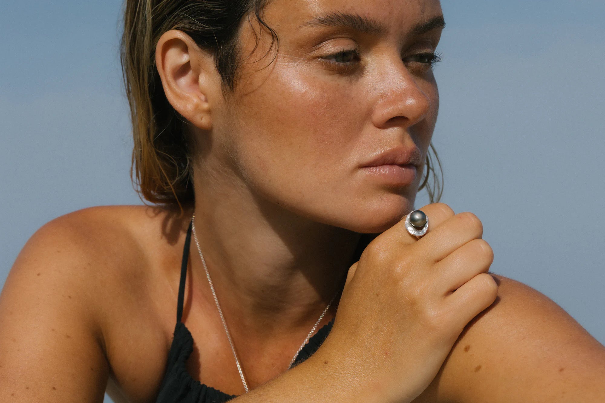 Bague Meteor porté, de la collection Brut., shooting Spring Summer 2026 | Honu