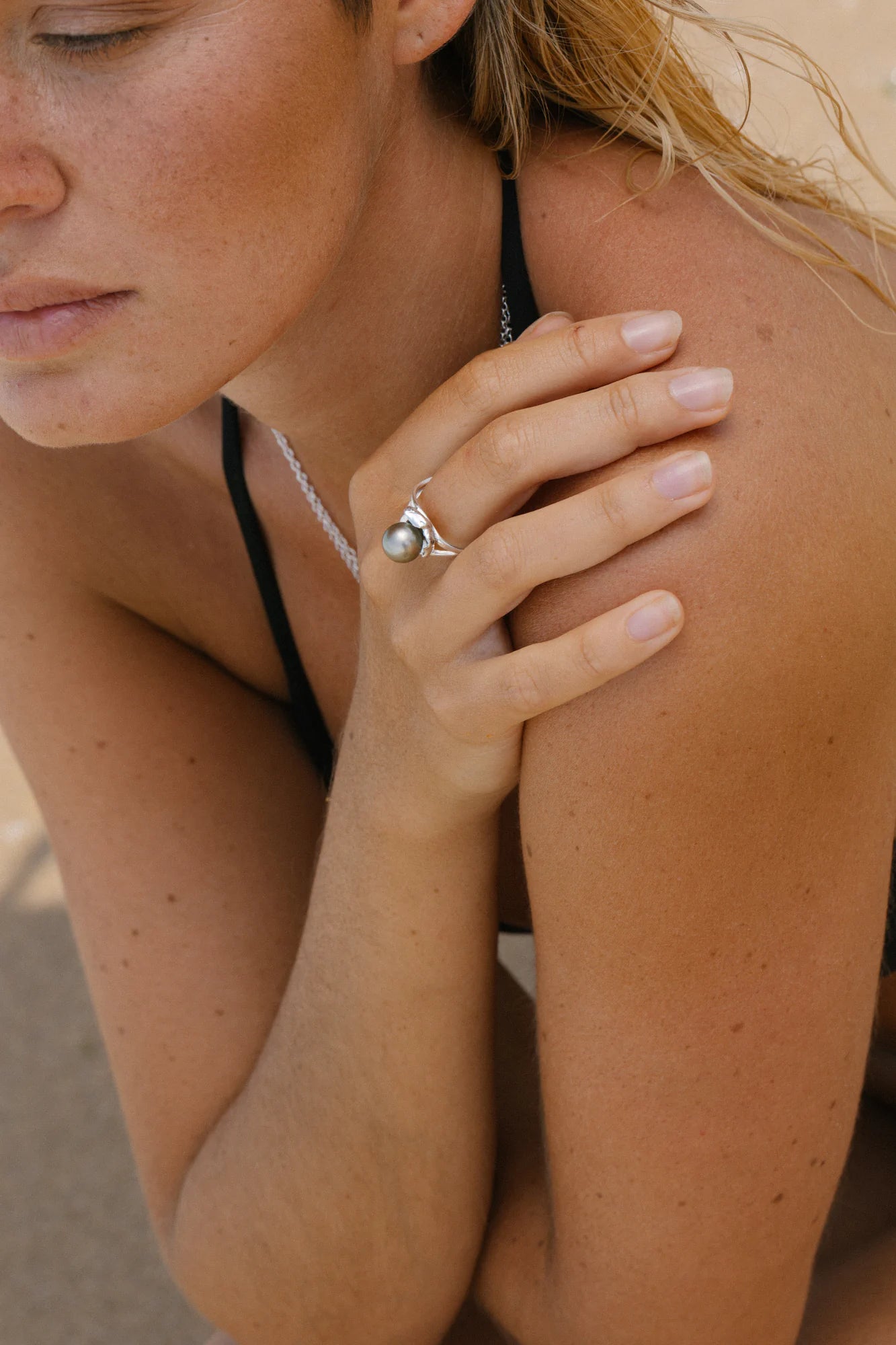 Bague Nui'i'a porté, de la collection Lagon, shooting Spring Summer 2026 | Honu