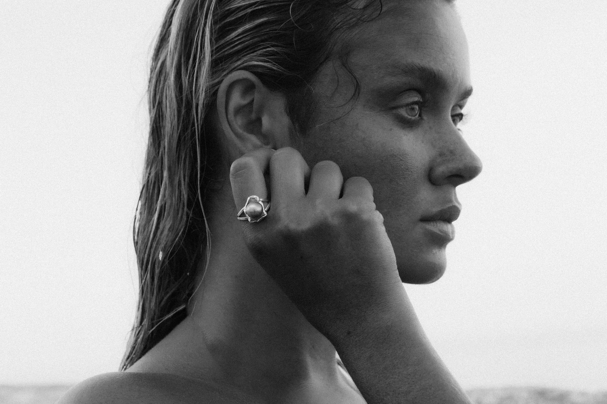 Bague Nui'i'a porté en noir et blanc, de la collection Lagon, shooting Spring Summer 2026 | Honu