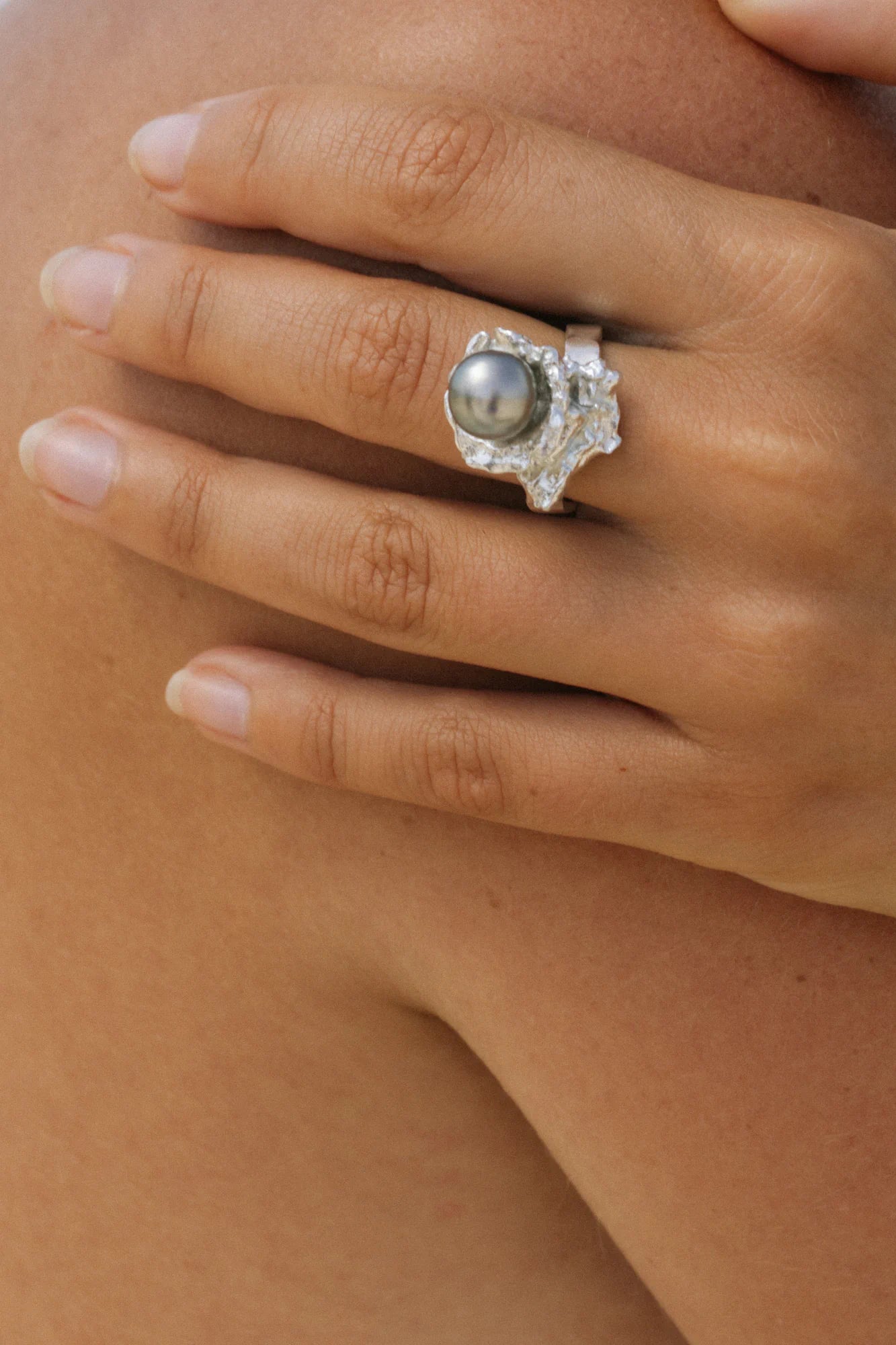 Bague Origine en gros plan, de la collection Brut., shooting Spring Summer 2026 | Honu