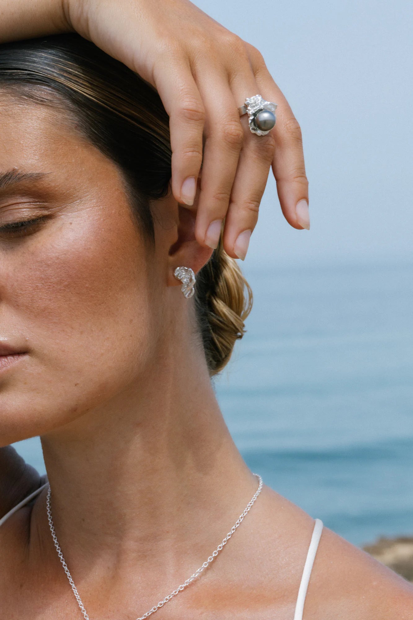 Bague Origine porté, de la collection Brut., shooting Spring Summer 2026 | Honu