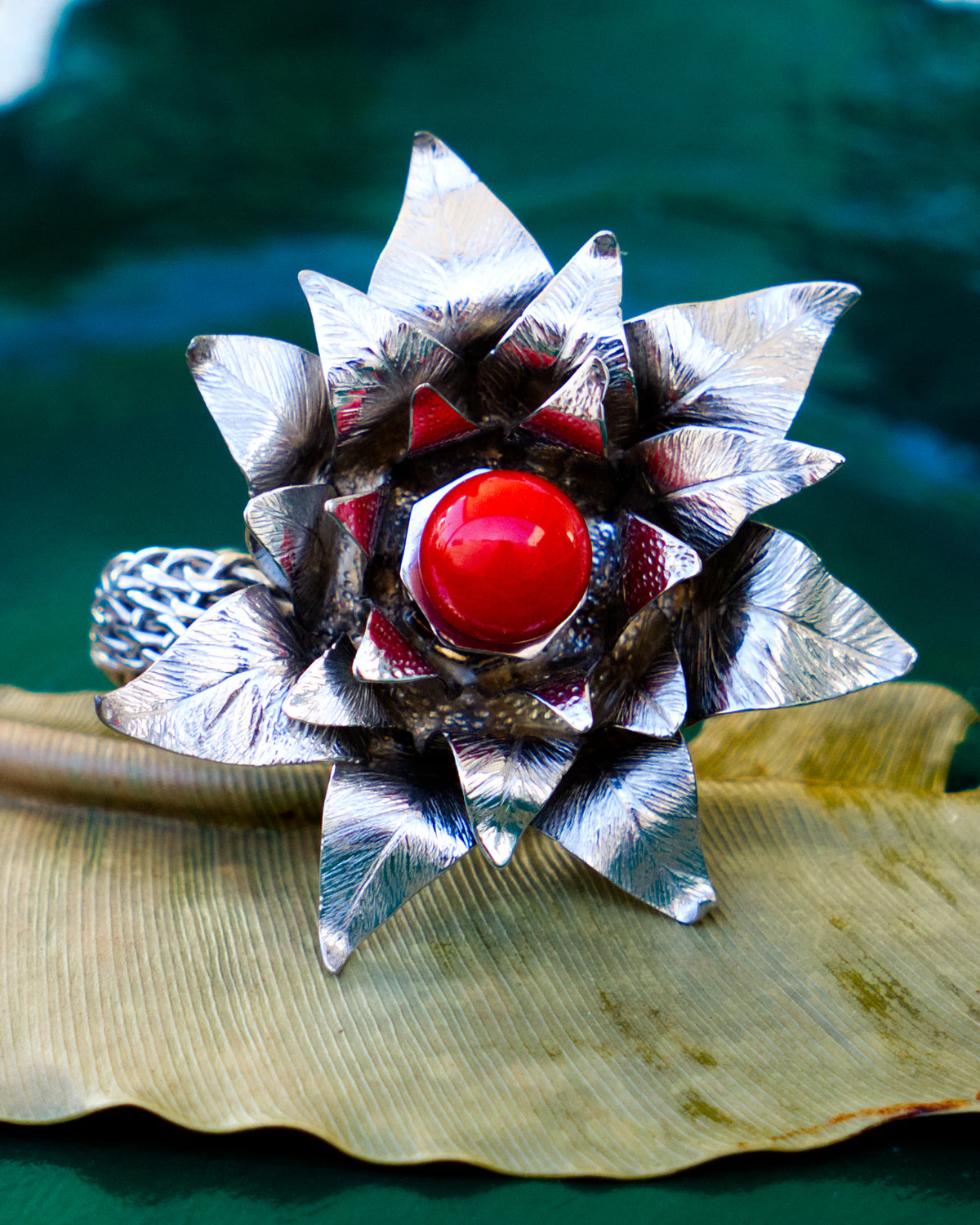La bague Suzy, argent massif 950 ‰ rhodié, perle de corail rouge de Méditerranée et topazes bleues, de la collection Caprice | Honu