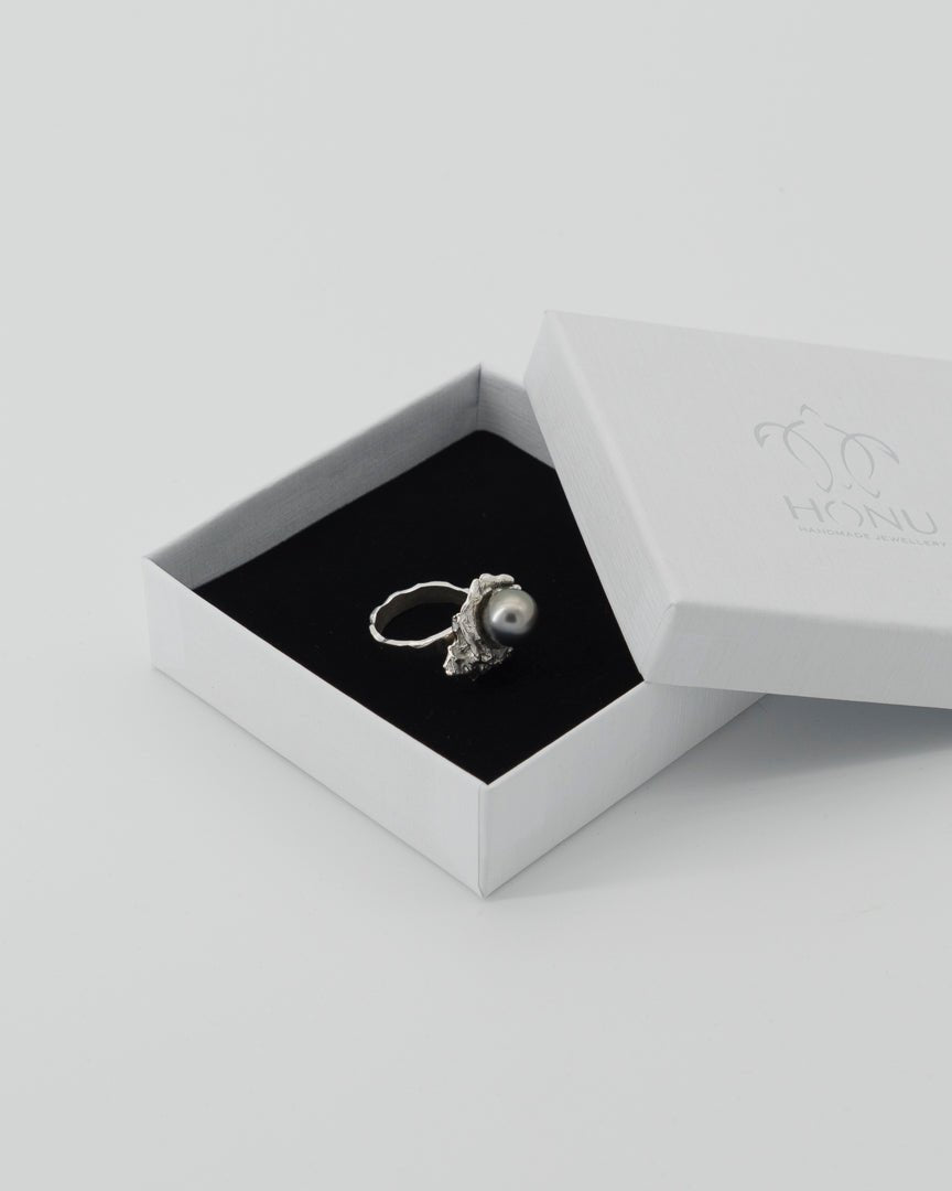 Bague Origine en argent 925 avec véritable perle de Tahiti dans une boîte élégante | Honu Handmade Jewellery