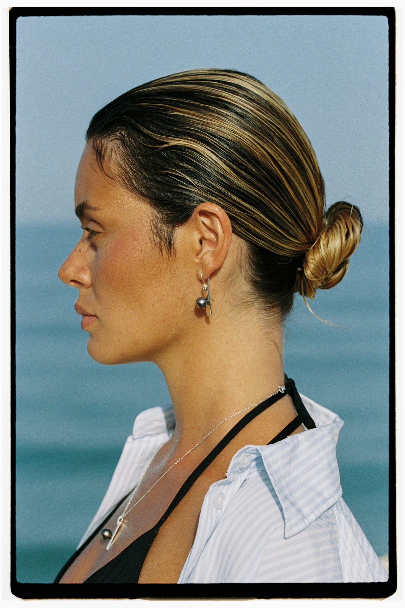 Boucles d'Oreilles Flappers porté, de la collection Joséphine B., shooting Spring Summer 2026 | Honu