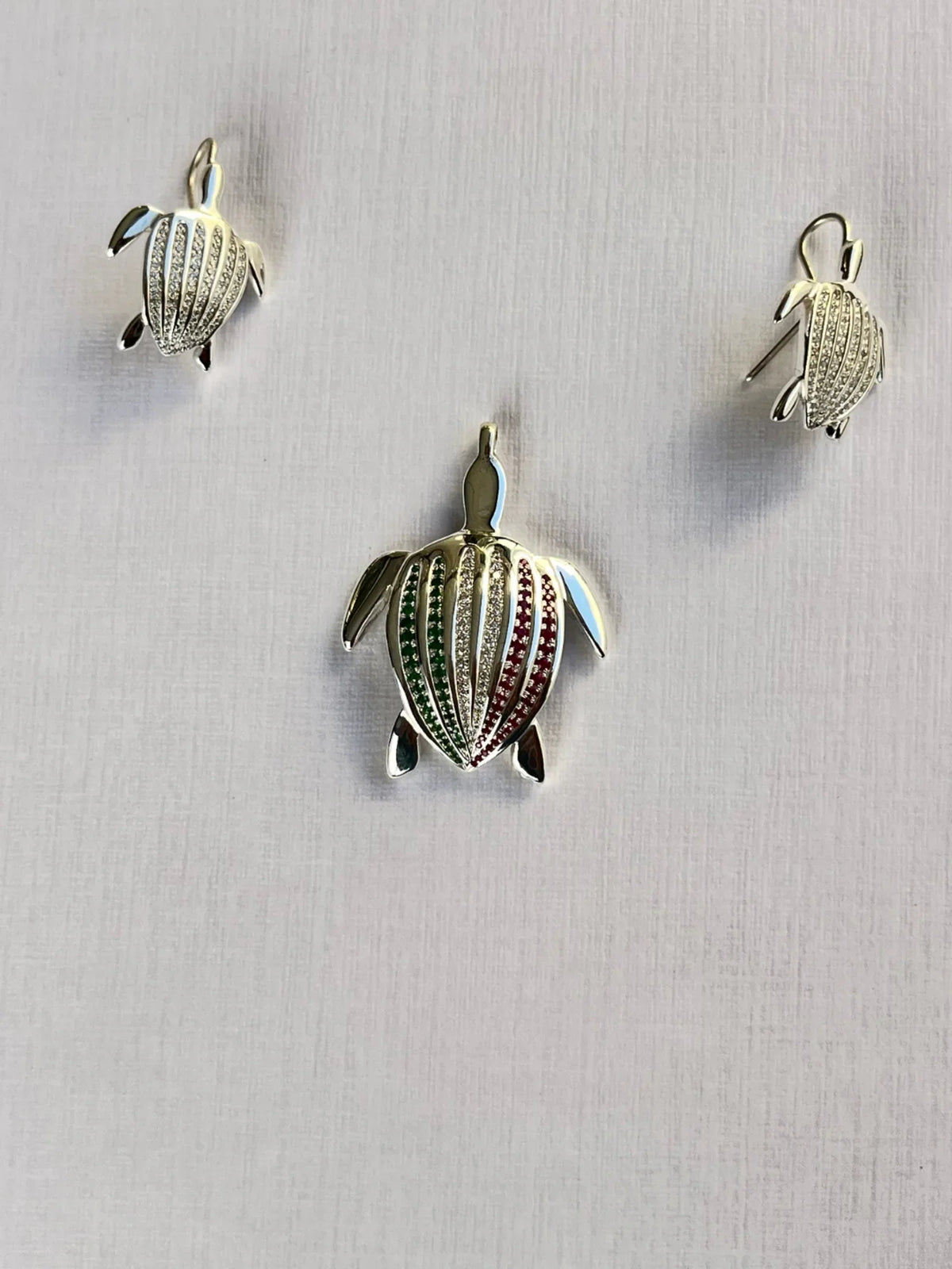 Les boucles d'oreilles Totem Luth, diamants incolores sur argent massif, avec le pendentif Totem Luth Italia, crochet d'une boucle visible de profil | Honu