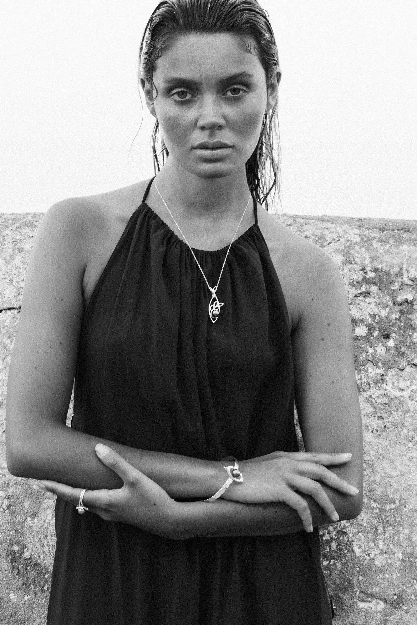 Bracelet Iris et autres pièces Honu porté en noir et blanc, de la collection Brut., shooting Spring Summer 2026 | Honu
