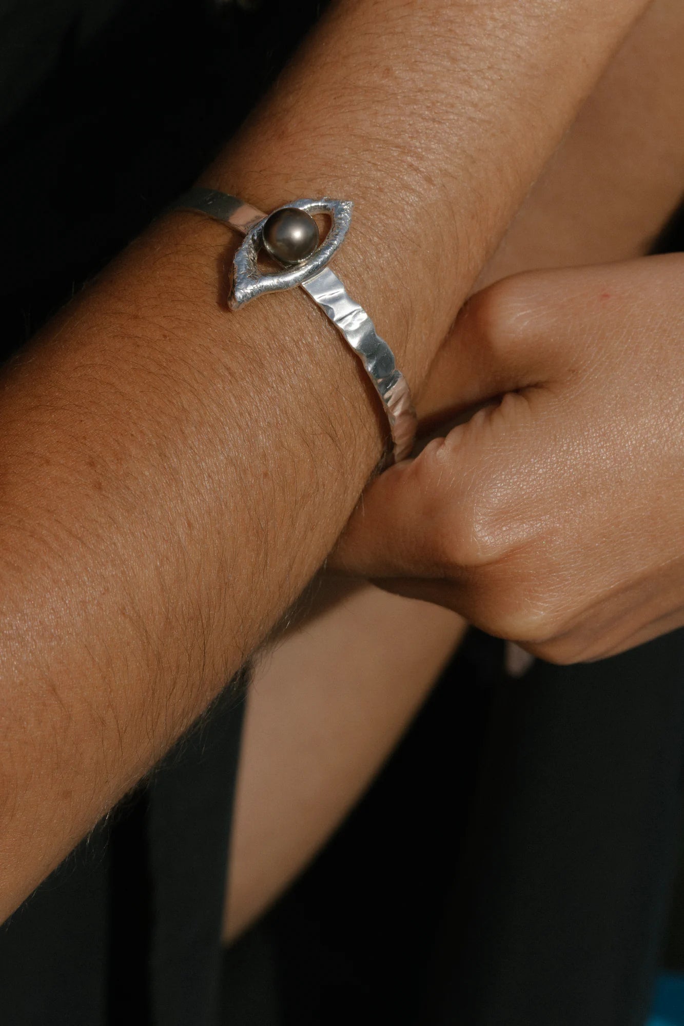 Bracelet Iris en gros plan, de la collection Brut., shooting Spring Summer 2026 | Honu