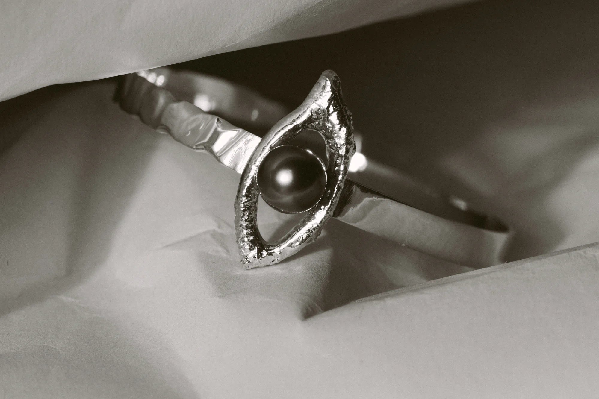 Bracelet Iris en gros plan en noir et blanc, de la collection Brut., shooting Spring Summer 2026 | Honu