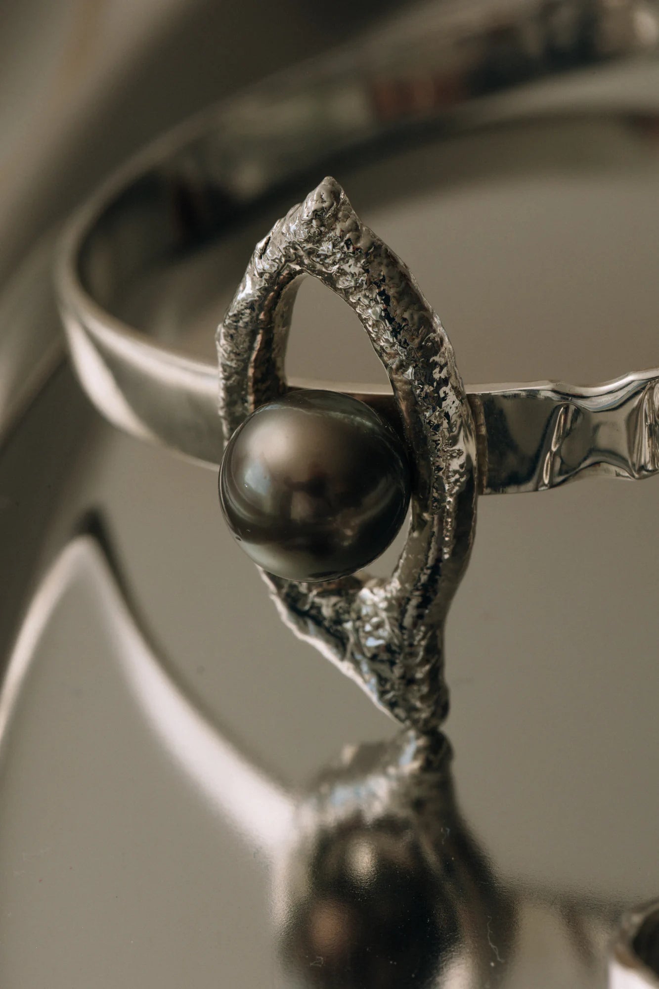 Bracelet Iris en gros plan, de la collection Brut., shooting Spring Summer 2026 | Honu
