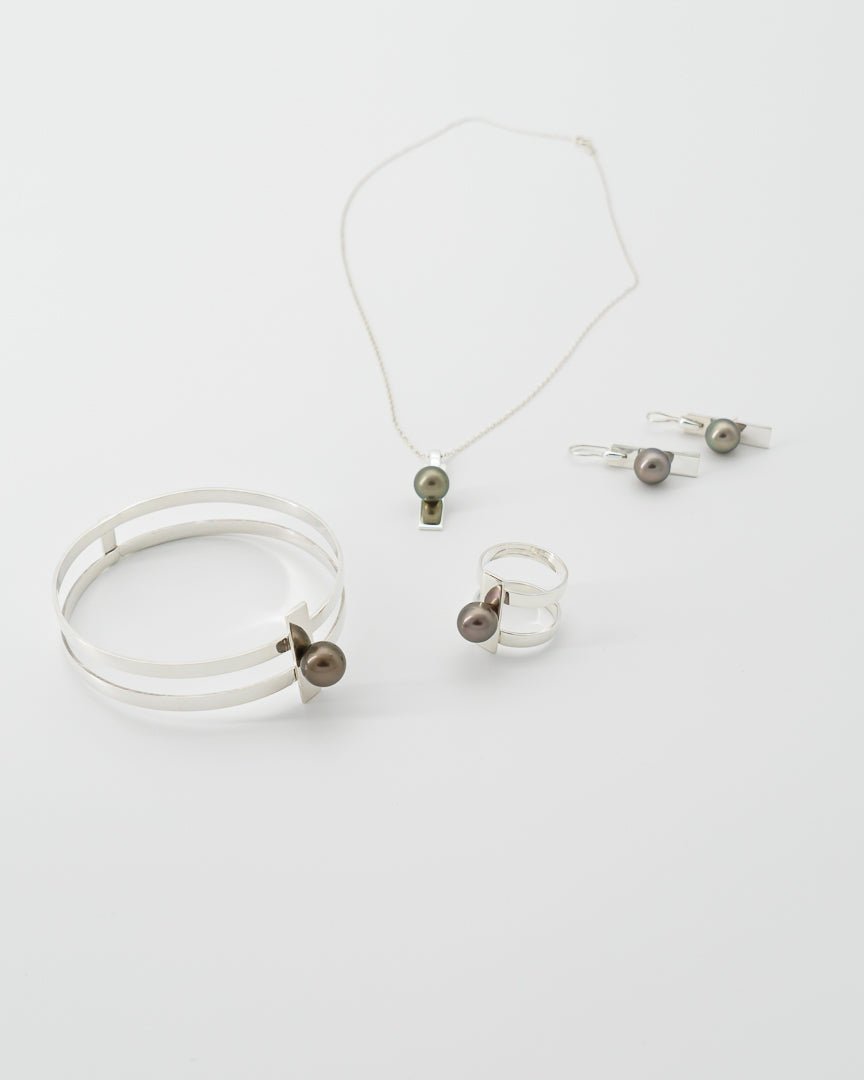 Parure Flappers complète bague boucles d'oreilles bracelet pendentif argent 925 perle Tahiti collection | Honu Handmade Jewellery