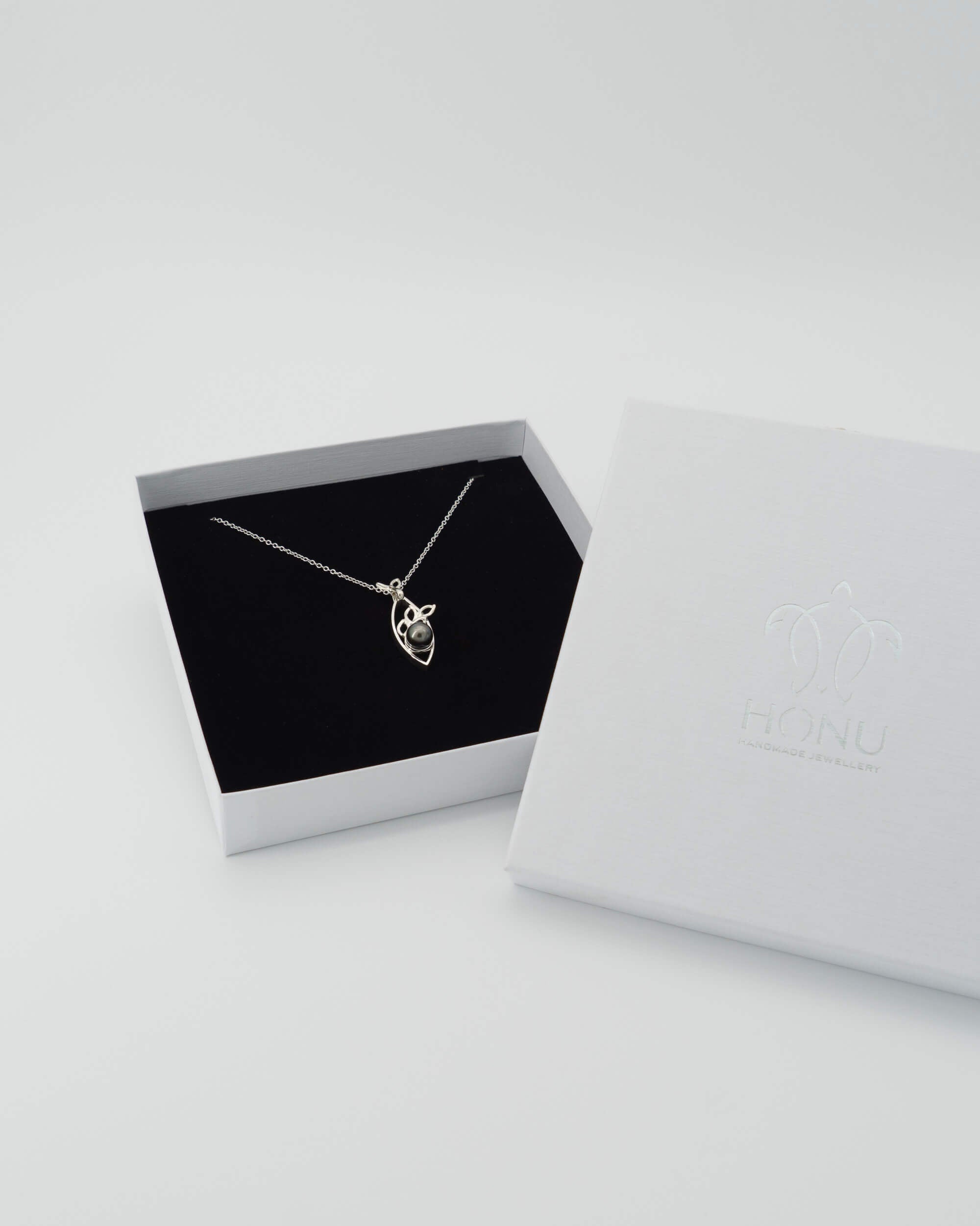 Vue boite cadeau travail artisanal Pendentif Mata'i'oa | Honu Handmade Jewellery