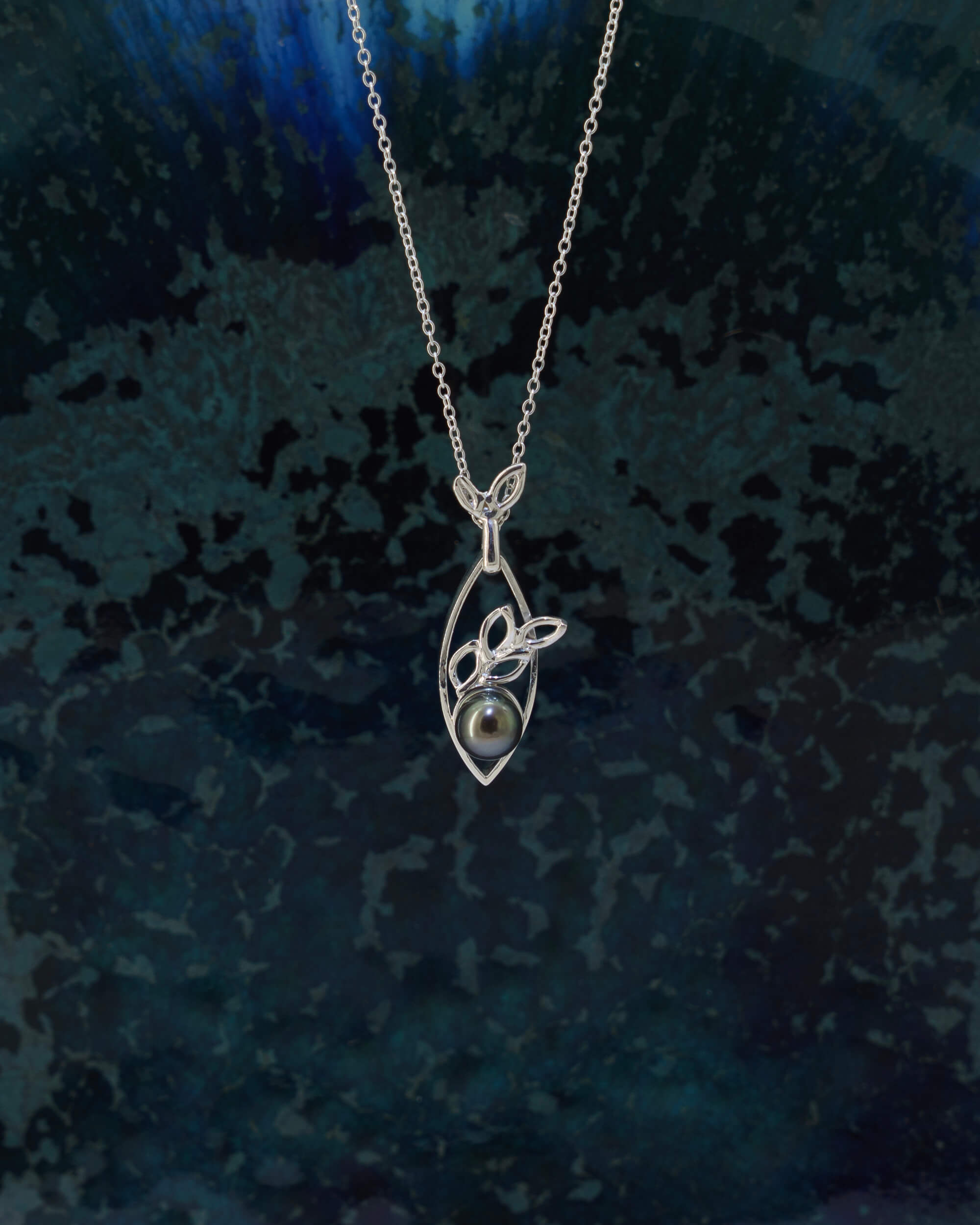 Pendentif Mata'i'oa poisson argent 925 perle Tahiti vue principale fond bleu | Honu Handmade Jewellery