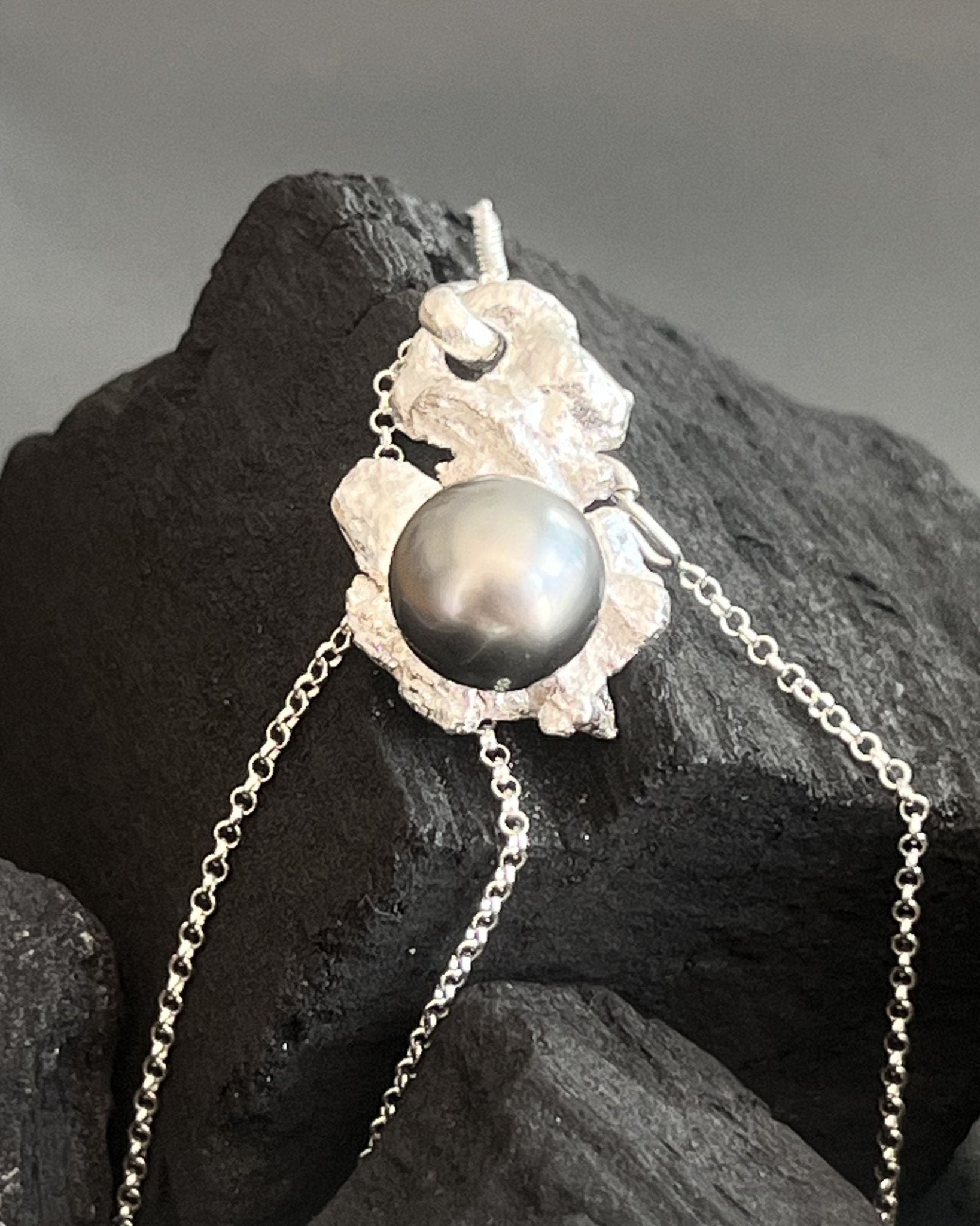 Pendentif Magma argent 925 perle Tahiti texture lave volcanique collection Brut vue principale | Honu Handmade Jewellery
