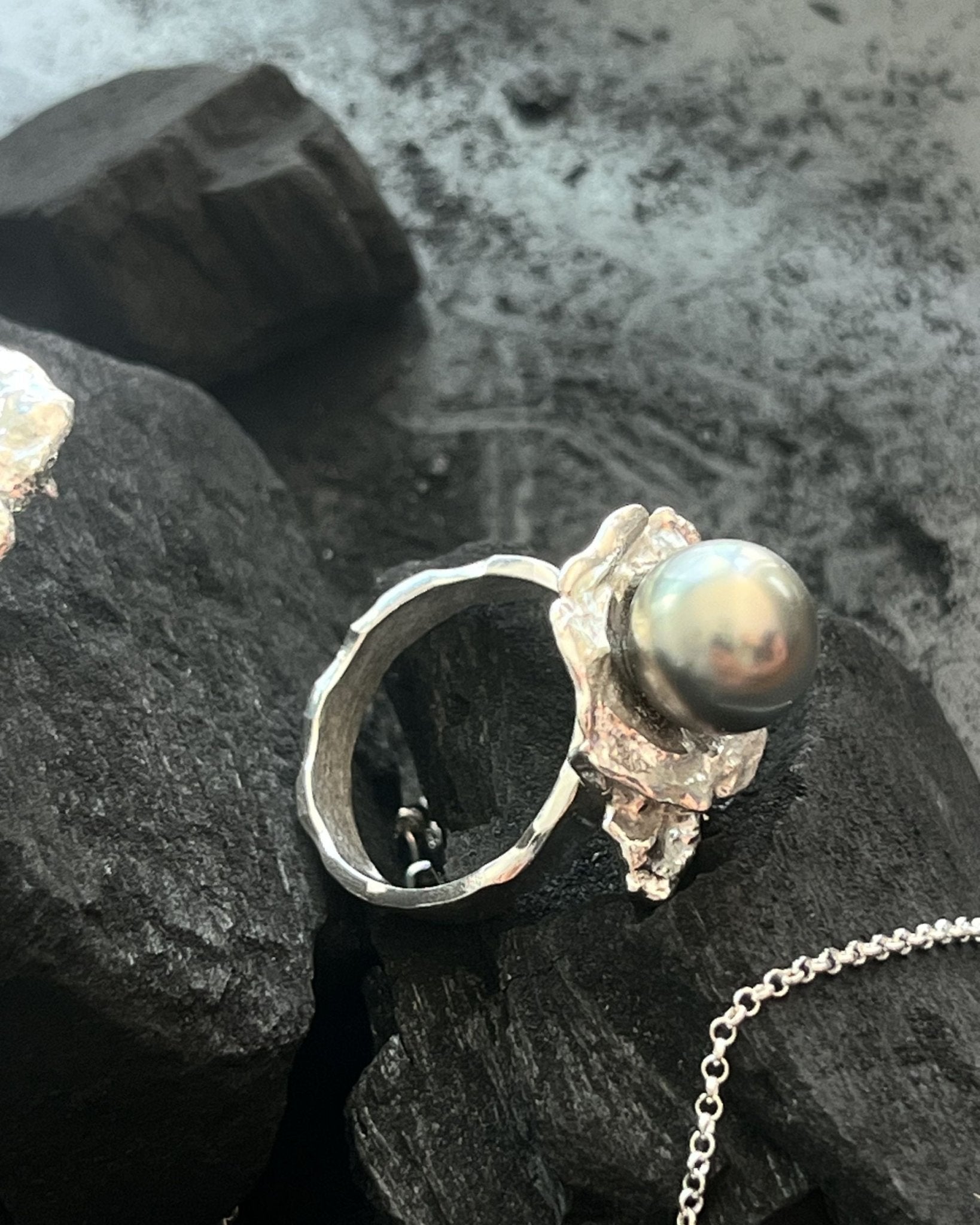 Bague Origine en Argent 925 avec véritable Perle de Tahiti, pièce unique, sur une surface sombre | Honu Handmade Jewellery
