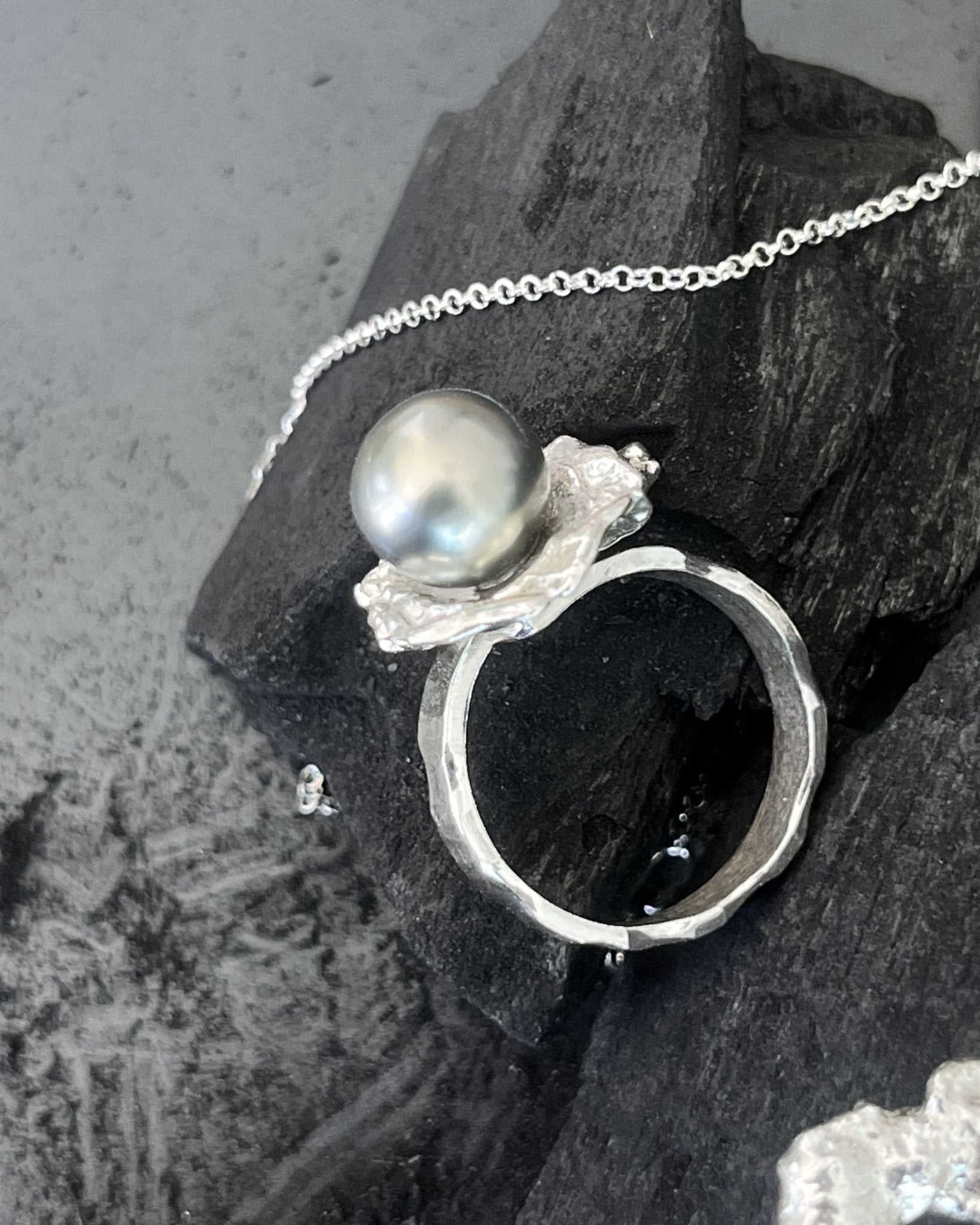 Bague Origine argent 925 perle Tahiti design corolle florale vue principale | Honu Handmade Jewellery