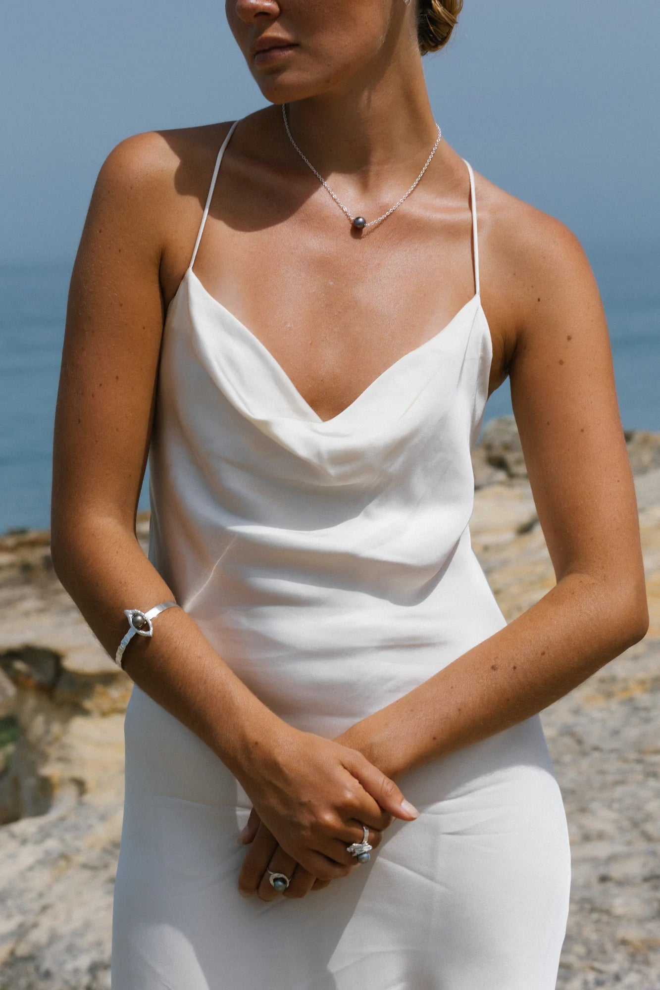Collier Ancrage 3.14 et autres pièces Honu en gros plan, de la collection Instinct, shooting Spring Summer 2026 | Honu