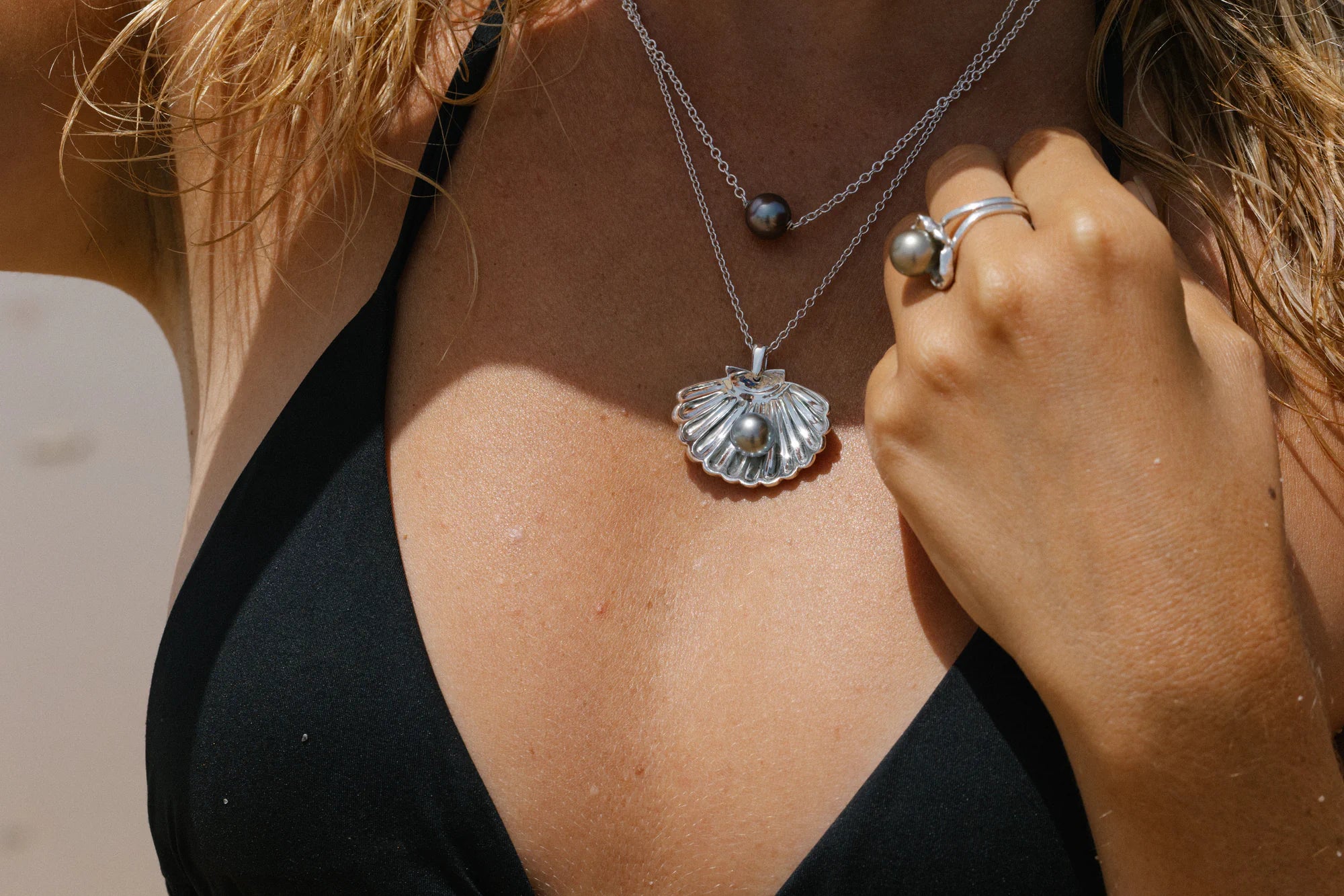 Collier Ancrage 3.14 et autres pièces Honu en gros plan, de la collection Instinct, shooting Spring Summer 2026 | Honu