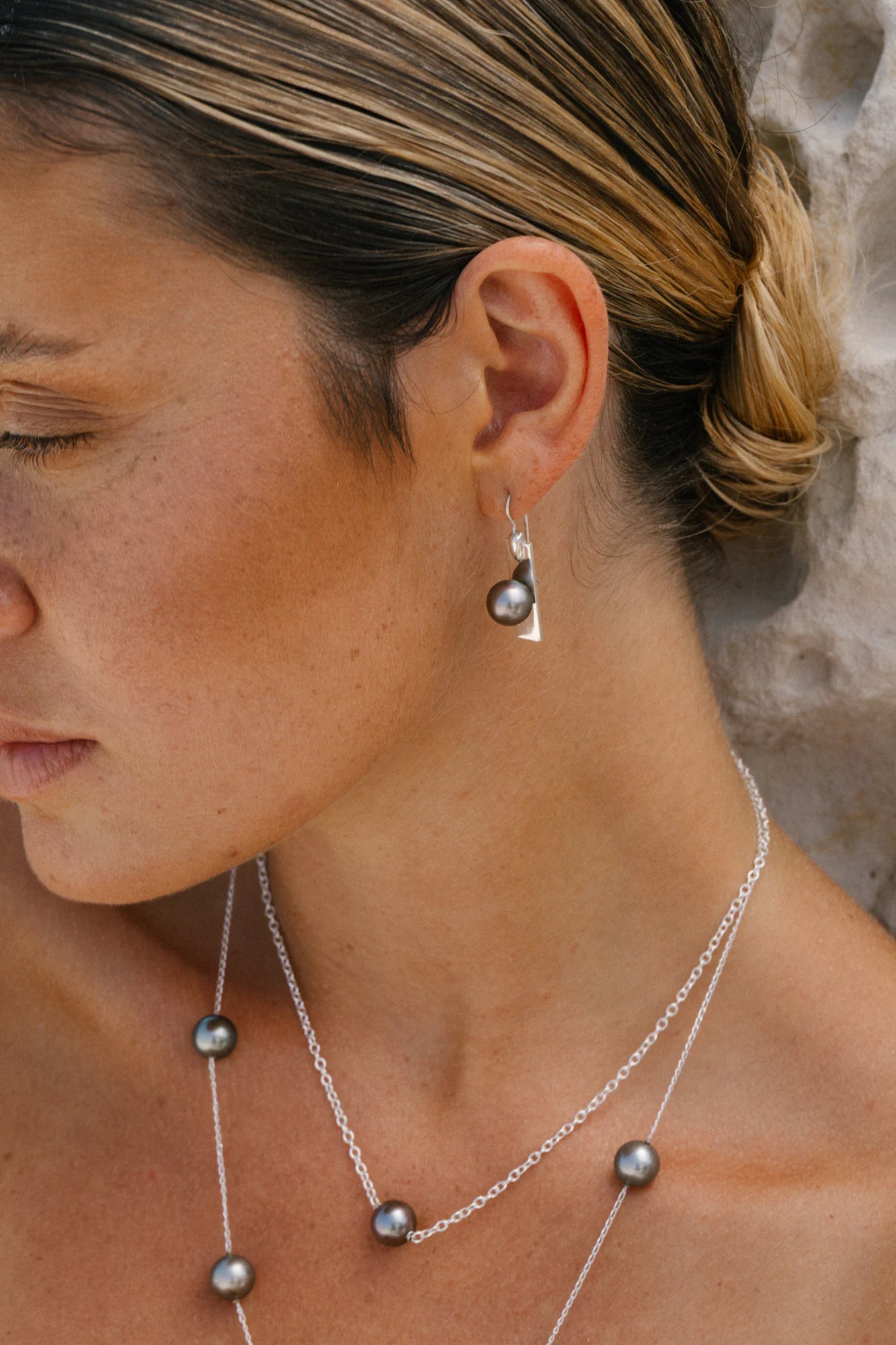 Collier Ancrage 3.14 et autres pièces Honu porté, de la collection Instinct, shooting Spring Summer 2026 | Honu