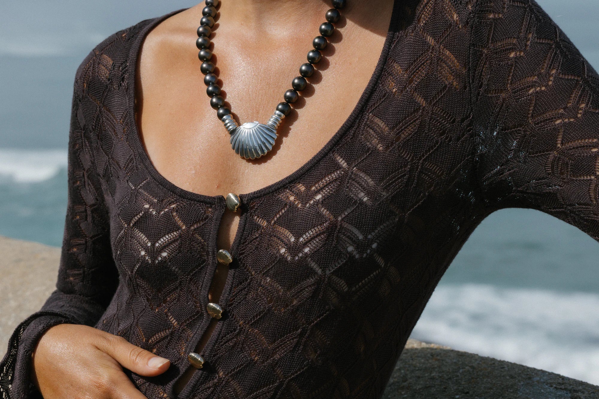 Collier Eugénie en gros plan, de la collection Prestige, shooting Spring Summer 2026 | Honu