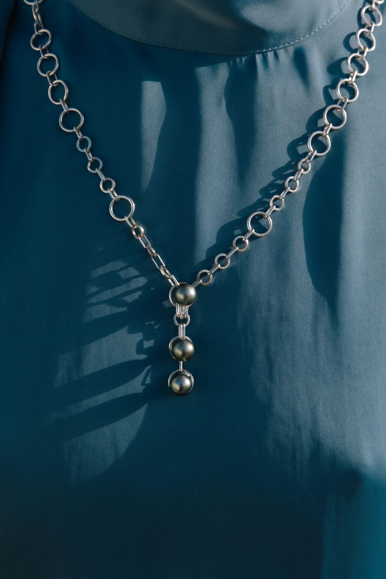 Collier TeAra en gros plan, de la collection Lagon, shooting Spring Summer 2026 | Honu