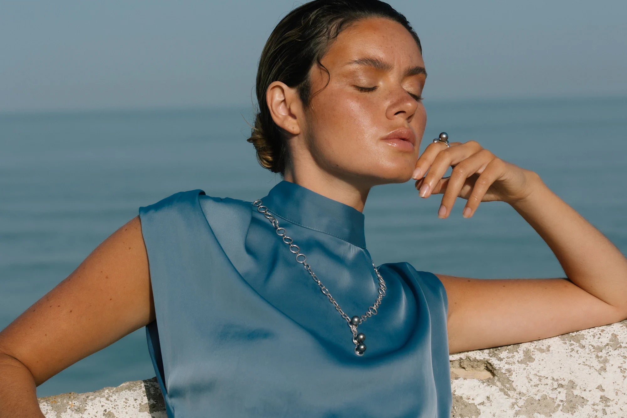 Collier TeAra porté, de la collection Lagon, shooting Spring Summer 2026 | Honu