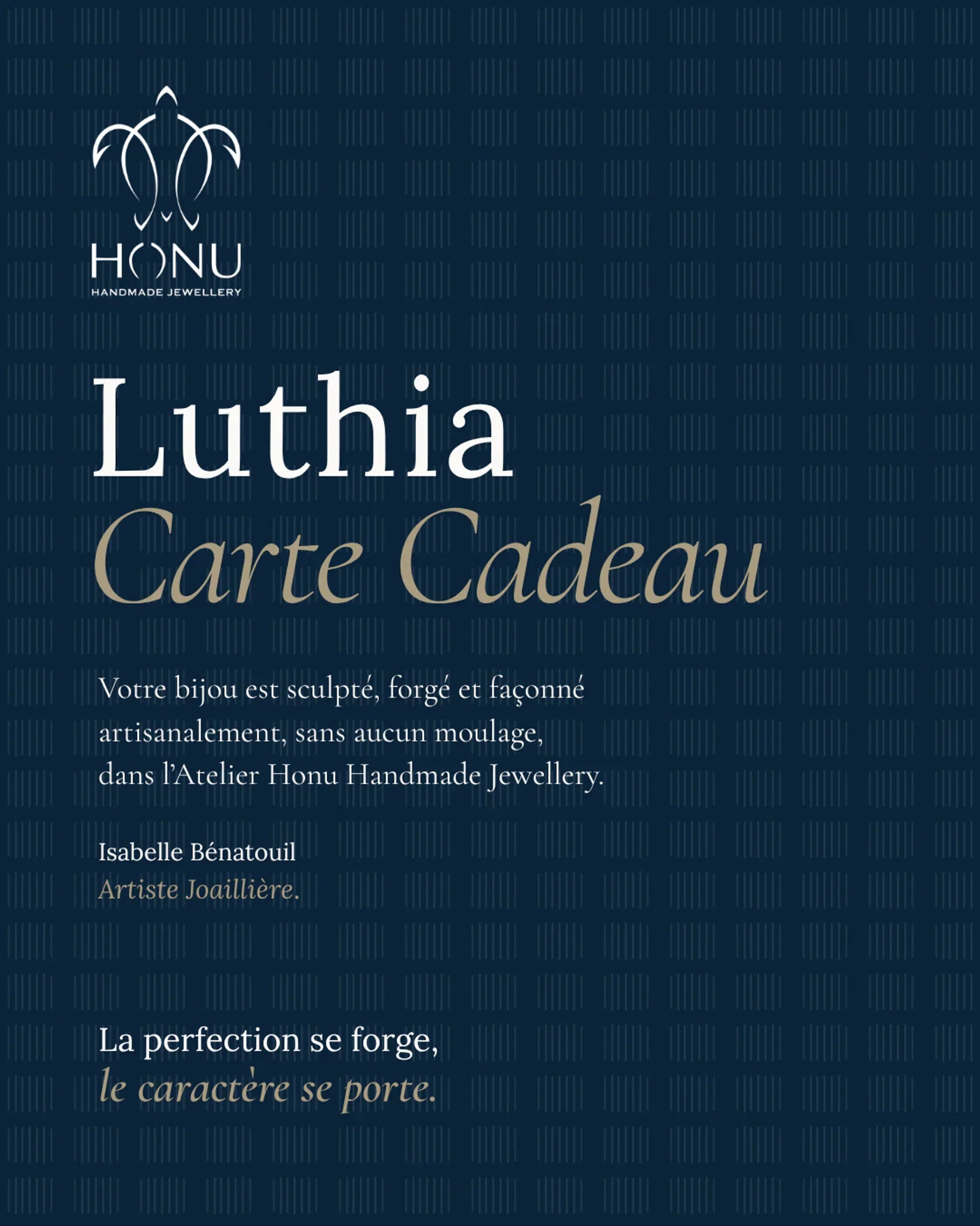 Carte cadeau Luthia de Honu Handmade Jewellery, fond bleu nuit et logo tortue : votre bijou est sculpté, forgé et façonné artisanalement, sans aucun moulage, dans l'Atelier. Isabelle Bénatouil, Artiste Joaillière.