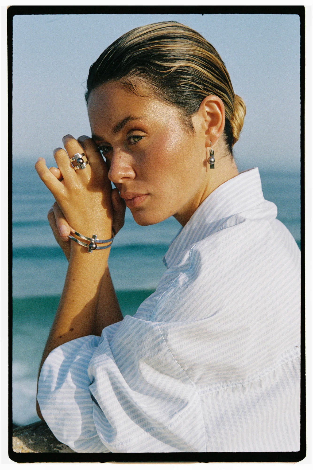 Parure Flappers porté, de la collection Joséphine B., shooting Spring Summer 2026 | Honu