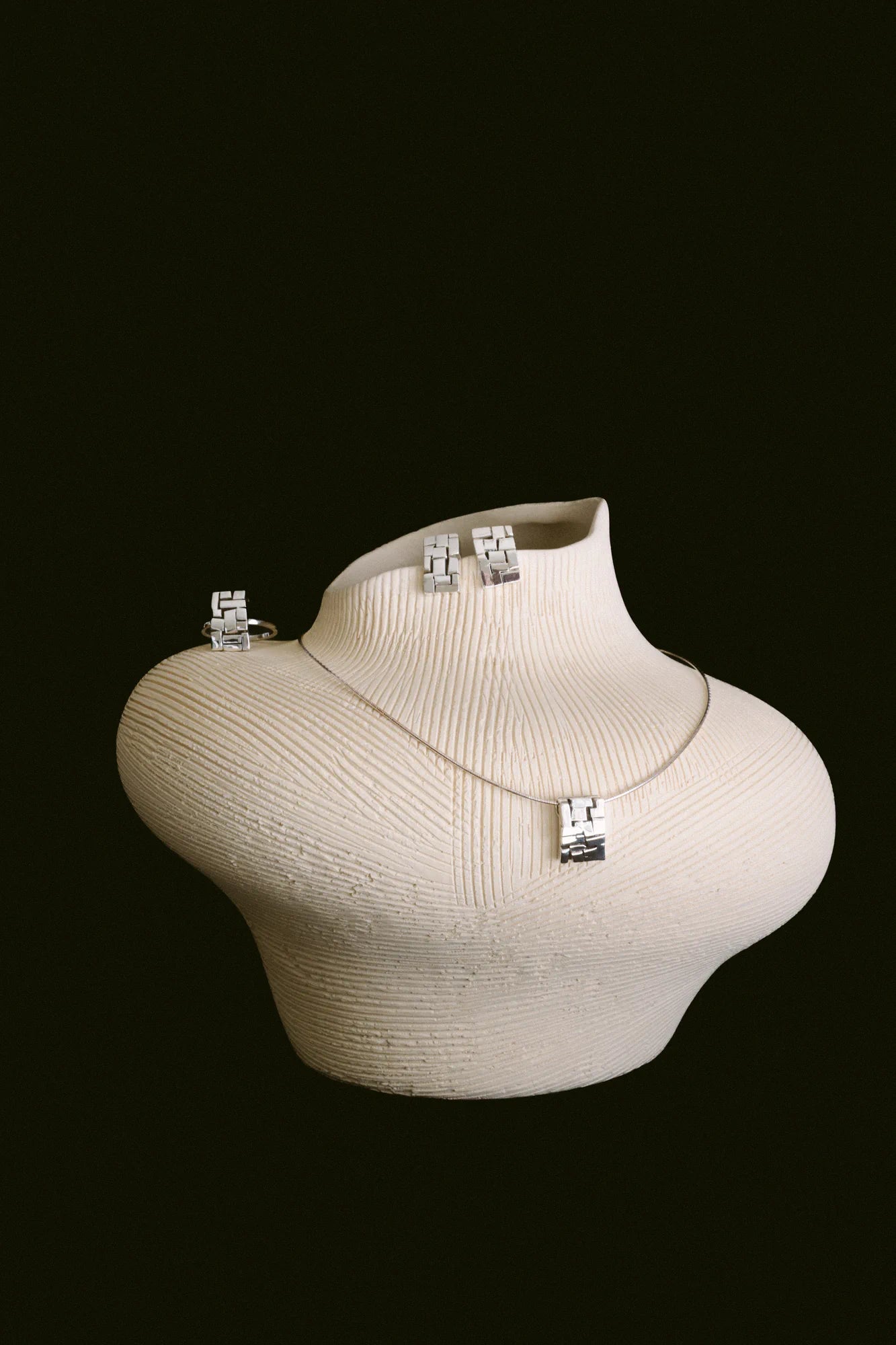 Bague Block B. et autres pièces Honu, de la collection Joséphine B., shooting Spring Summer 2026 | Honu