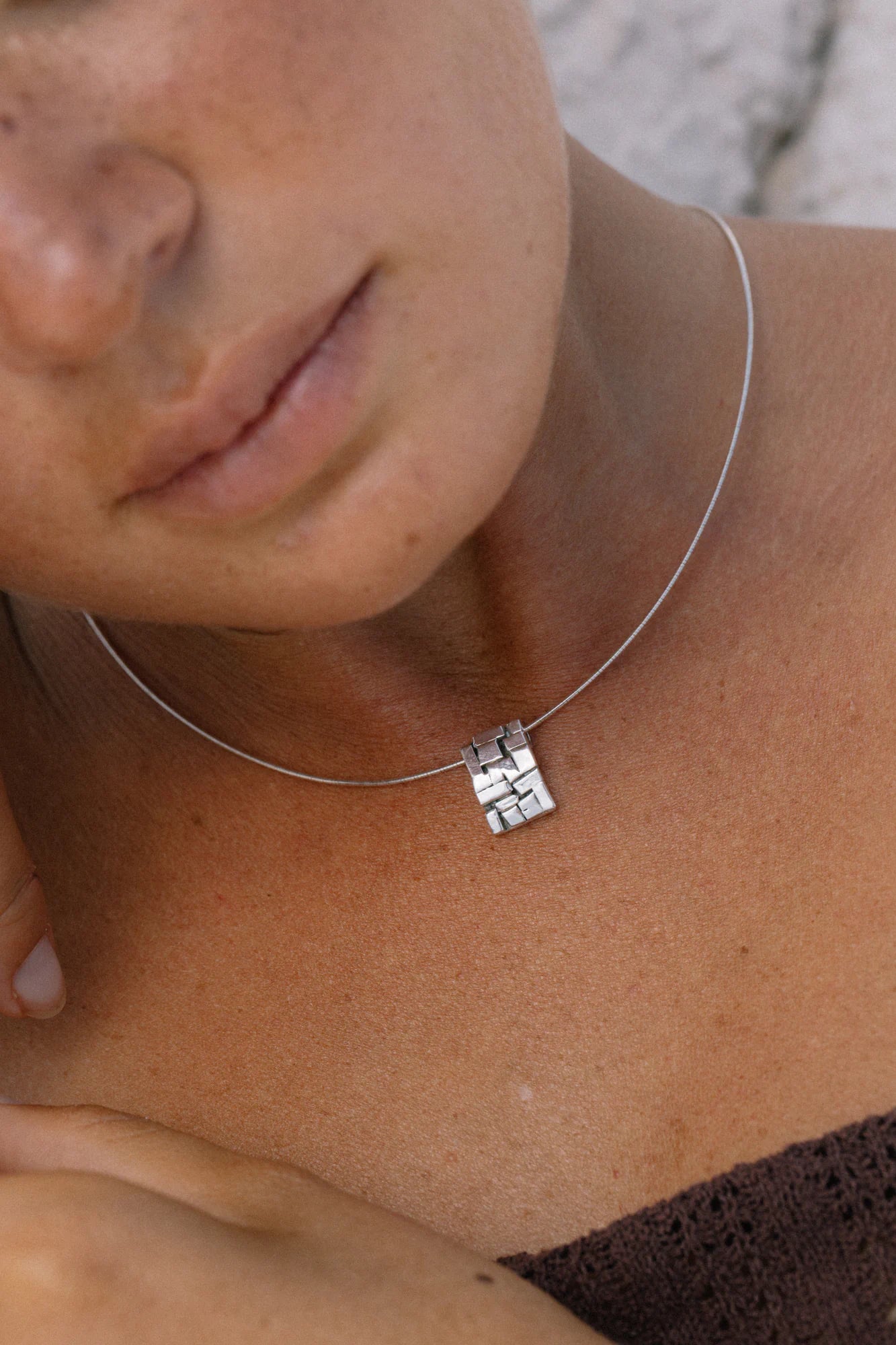 Pendentif Block B. en gros plan, de la collection Joséphine B., shooting Spring Summer 2026 | Honu