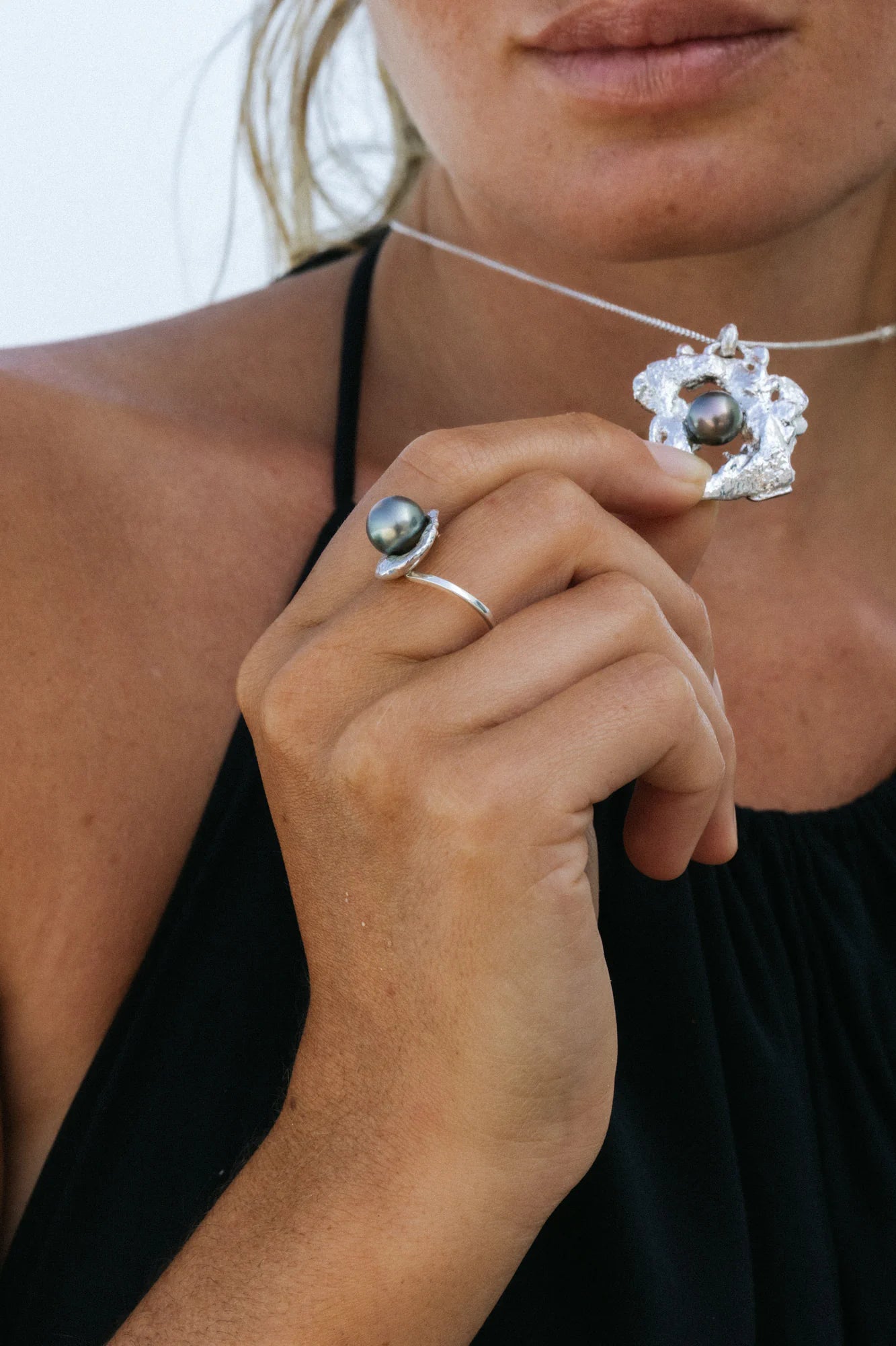 Pendentif Impact et autres pièces Honu en gros plan, de la collection Brut., shooting Spring Summer 2026 | Honu