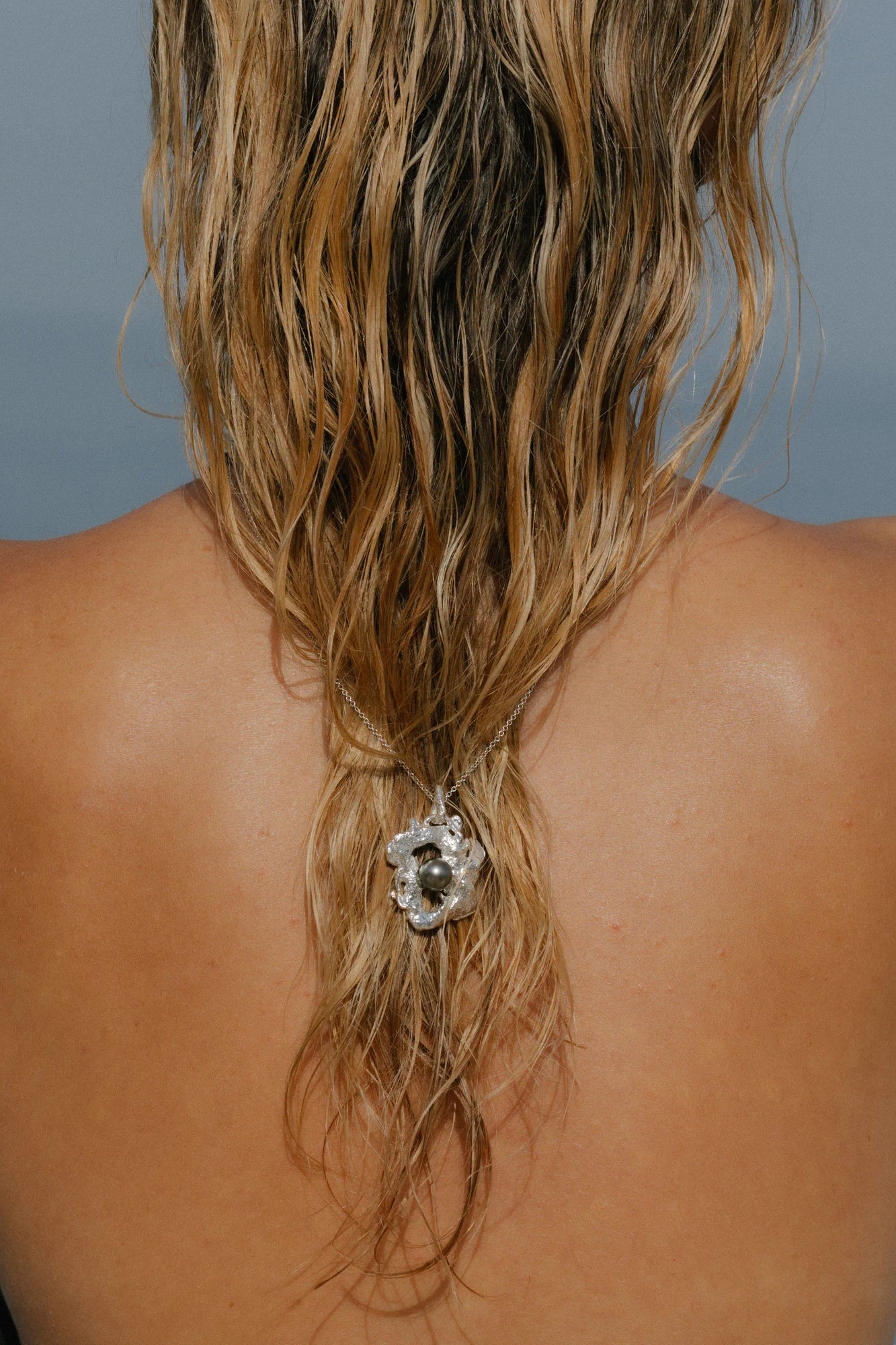 Pendentif Impact en gros plan, de la collection Brut., shooting Spring Summer 2026 | Honu