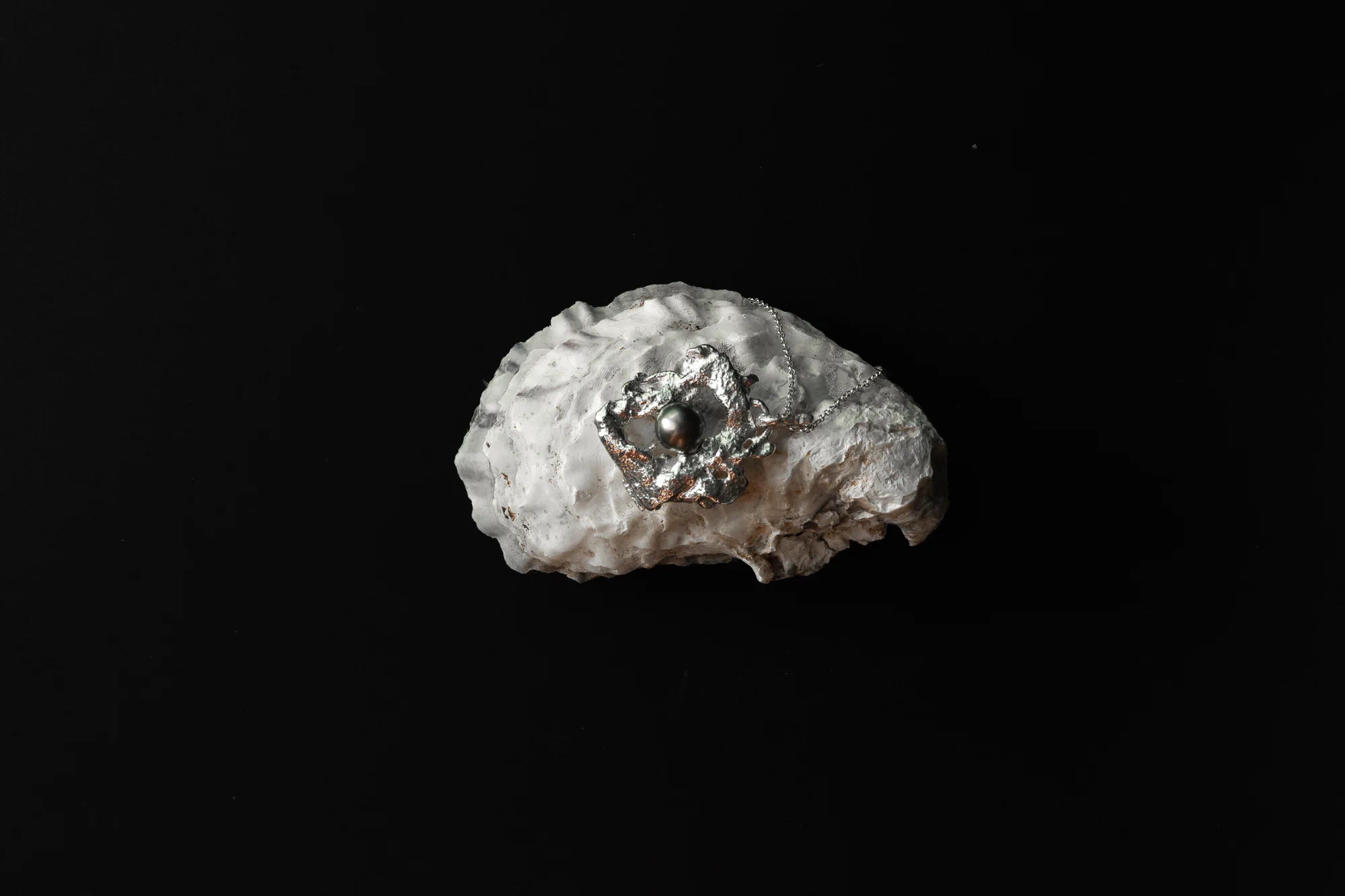Pendentif Impact, de la collection Brut., shooting Spring Summer 2026 | Honu