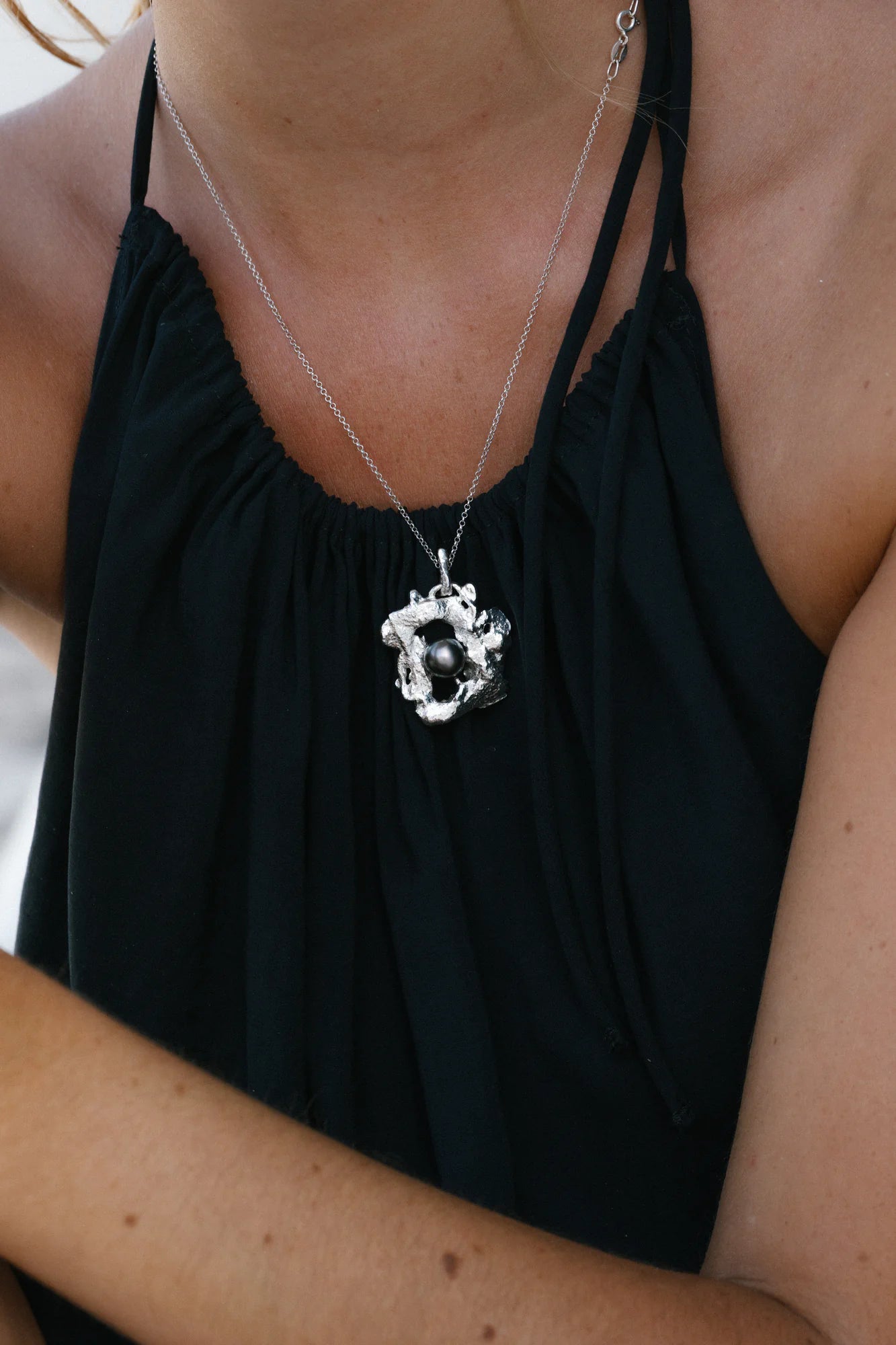 Pendentif Impact en gros plan, de la collection Brut., shooting Spring Summer 2026 | Honu