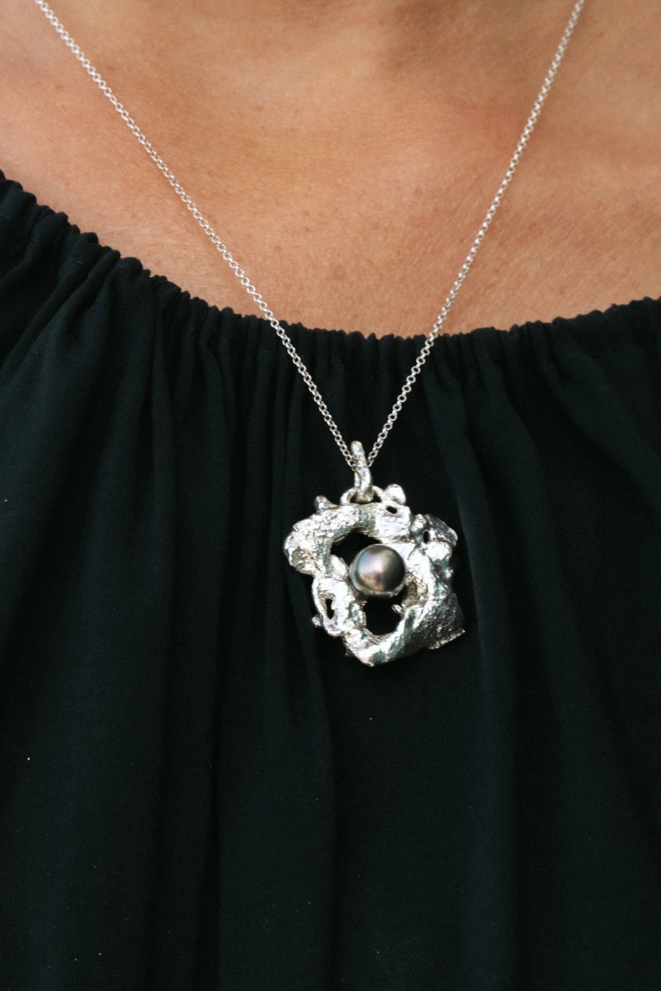 Pendentif Impact en gros plan, de la collection Brut., shooting Spring Summer 2026 | Honu