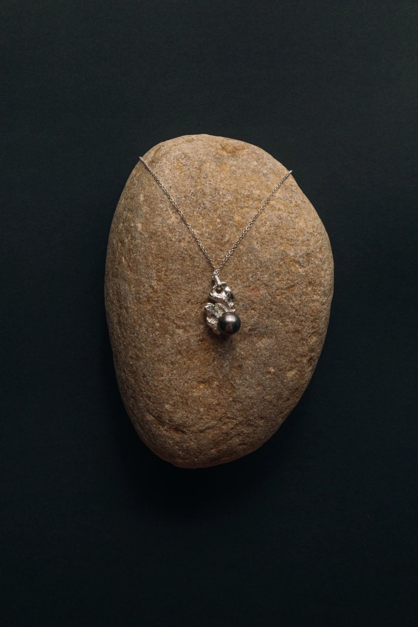 Pendentif Magma, de la collection Brut., shooting Spring Summer 2026 | Honu