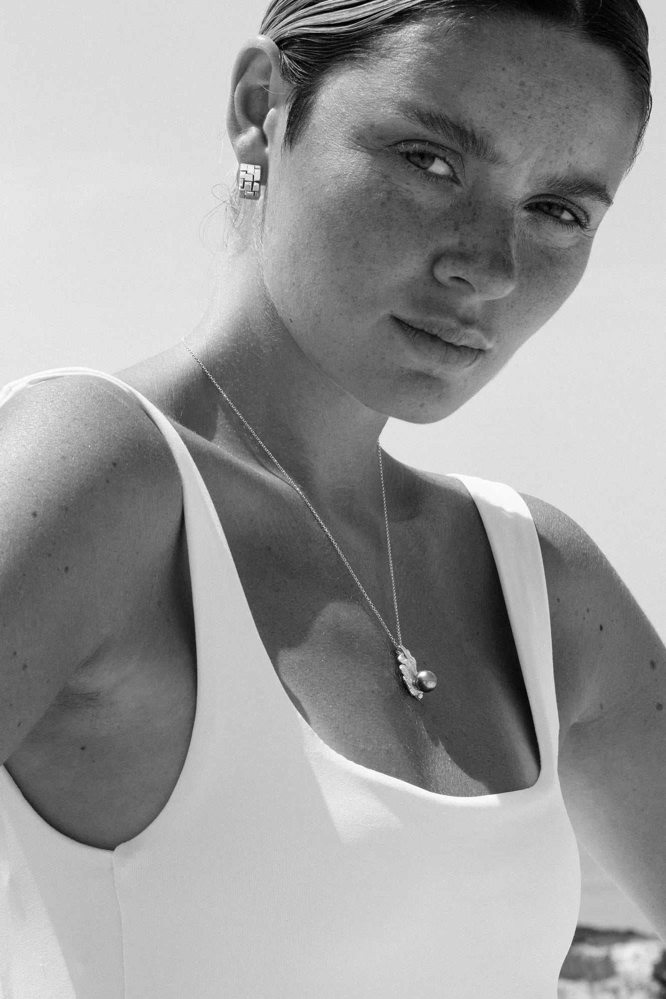 Pendentif Magma porté en noir et blanc, de la collection Brut., shooting Spring Summer 2026 | Honu