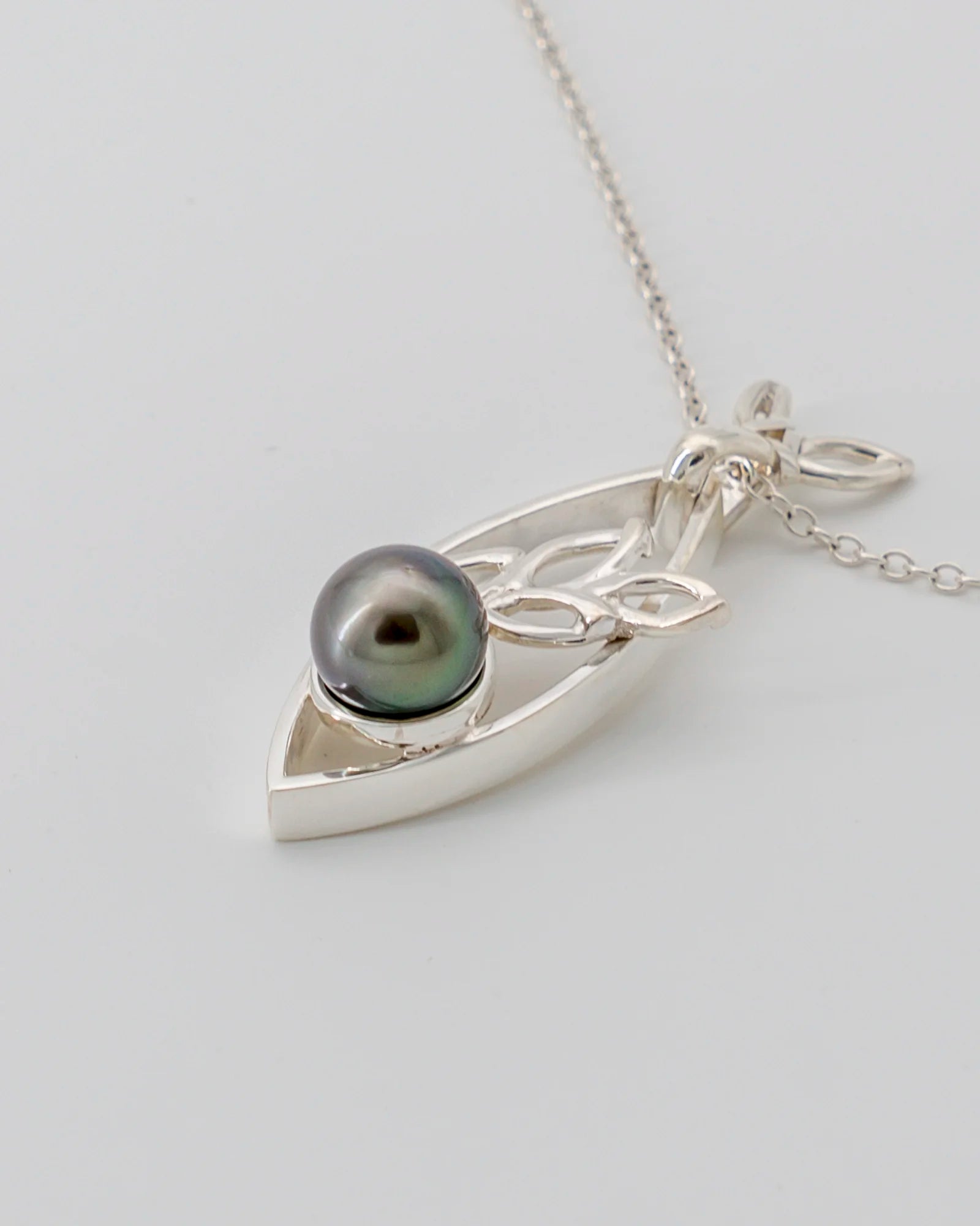 Détail bélière queue poisson fil argent fin Pendentif Mata'i'oa | Honu Handmade Jewellery