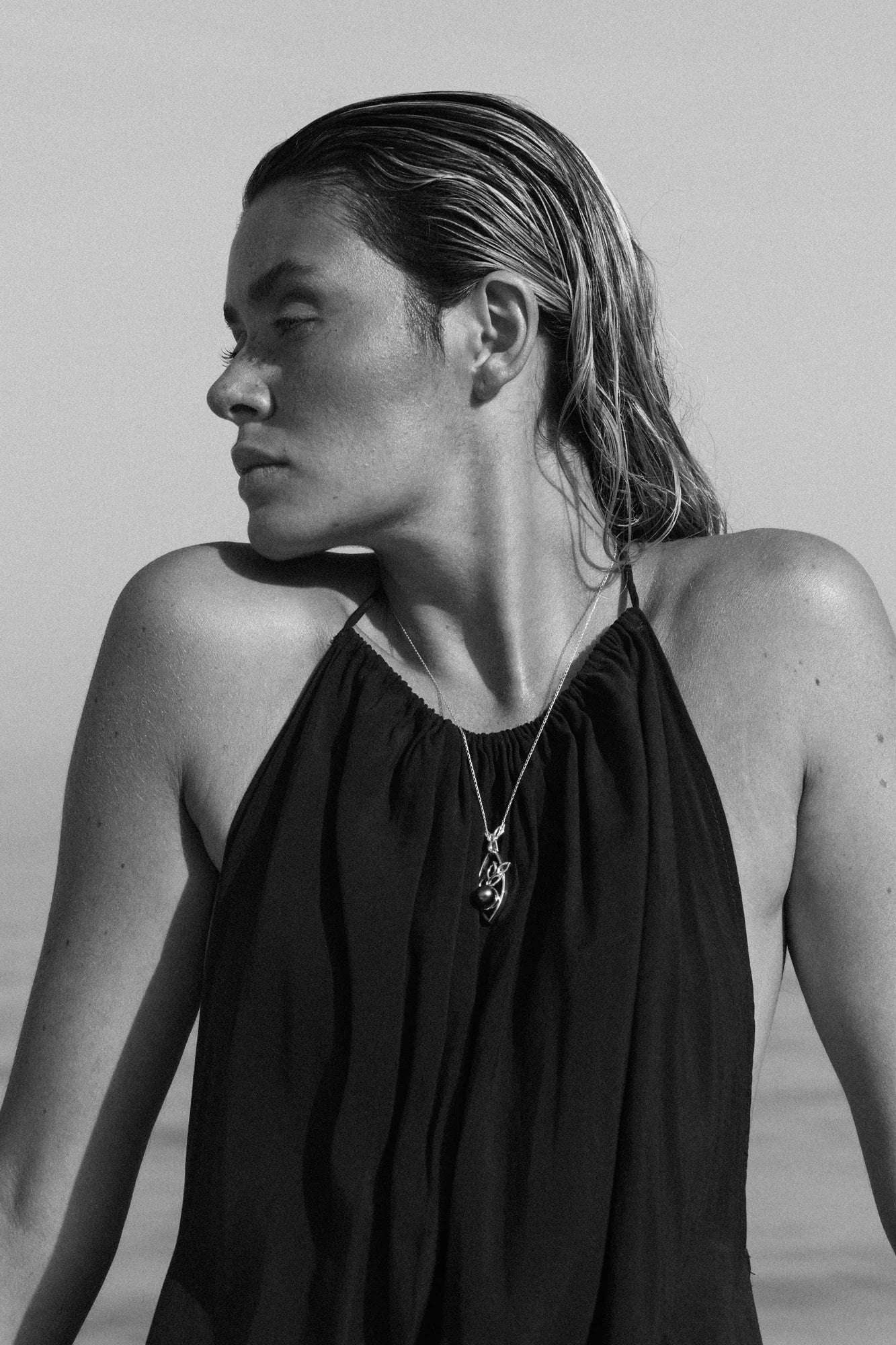 Pendentif Mata'i'oa porté en noir et blanc, de la collection Lagon, shooting Spring Summer 2026 | Honu