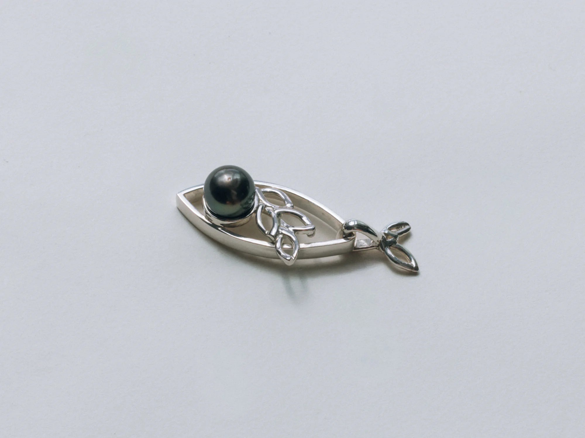 Pendentif Mata'i'oa, de la collection Lagon, shooting Spring Summer 2026 | Honu