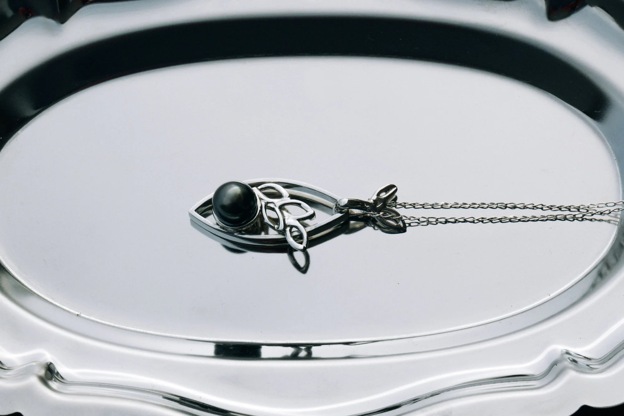 Pendentif Mata'i'oa, de la collection Lagon, shooting Spring Summer 2026 | Honu